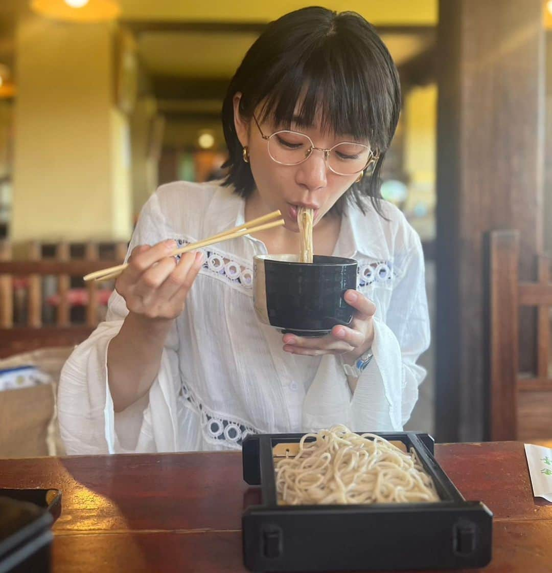 時東ぁみさんのインスタグラム写真 - (時東ぁみInstagram)「お蕎麦×メガネさん ・ たまたま見つけたところなんだけど、鎌倉山の途中にあるお蕎麦屋“檑亭”さん 有形文化財の中で食べられる、とても貴重なお蕎麦屋さんなの！ 味が美味しいのはもちろんのこと、景色や空気全てが贅沢！！！ ・ 浄化されました☆ みんなも癒されてほしいのでswipe→動画もあるよ☆ ・ #時東ぁみ #ランチ #lunch #お蕎麦 #soba #鎌倉 #kamakura #鎌倉山 #檑亭 #らい亭 #美味しい #景色最高 #自然 #山 #海 #贅沢な時間 #旅行気分 #有形文化財 #癒された #浄化 #気分最高」8月16日 14時52分 - amitokito