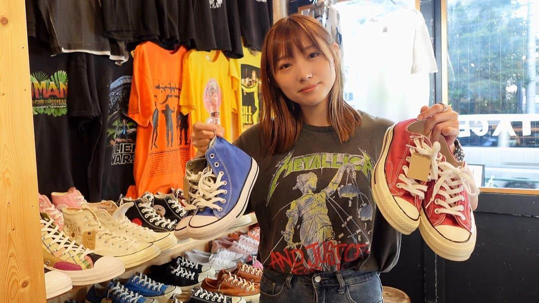 太田夢莉のインスタグラム：「中目黒の古着屋 @smallcatvintage にお邪魔しました！ 買い物の様子を本日21時YouTubeにアップします🐈 #中目黒古着屋 #古着 #ビンテージtシャツ #converse」