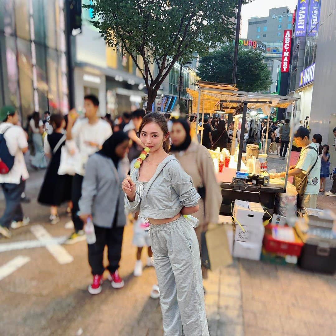 寺口智香さんのインスタグラム写真 - (寺口智香Instagram)「So excited! I like food cart🍎🍓🍒🍉🍑🍊🍋🍍🍌🍈🍏🍐🥝🥭🍇🫐  #ボディメイク #自分磨き #トレーニング女子 #筋トレ女子 #パーソナルトレーニング #アラサー美容 #体重公開 #体重公開ダイエット#体脂肪率減らしたい #体脂肪率 #レコーディングダイエット #ダイエット記録 #ダイエッターさんと繋がりたい  #ダイエット宣言 #ダイエット #ベストボディジャパン #美容医療好きな人と繋がりたい #美容医療好き　#アンチエイジング #bestbodyjapan2023 #bestbodyJapan #筋トレ #韓国旅行 #明洞屋台 #海外旅行 #chanel #海外旅行コーデ #ベストボディジャパン甲府大会」8月16日 15時05分 - chika_loves