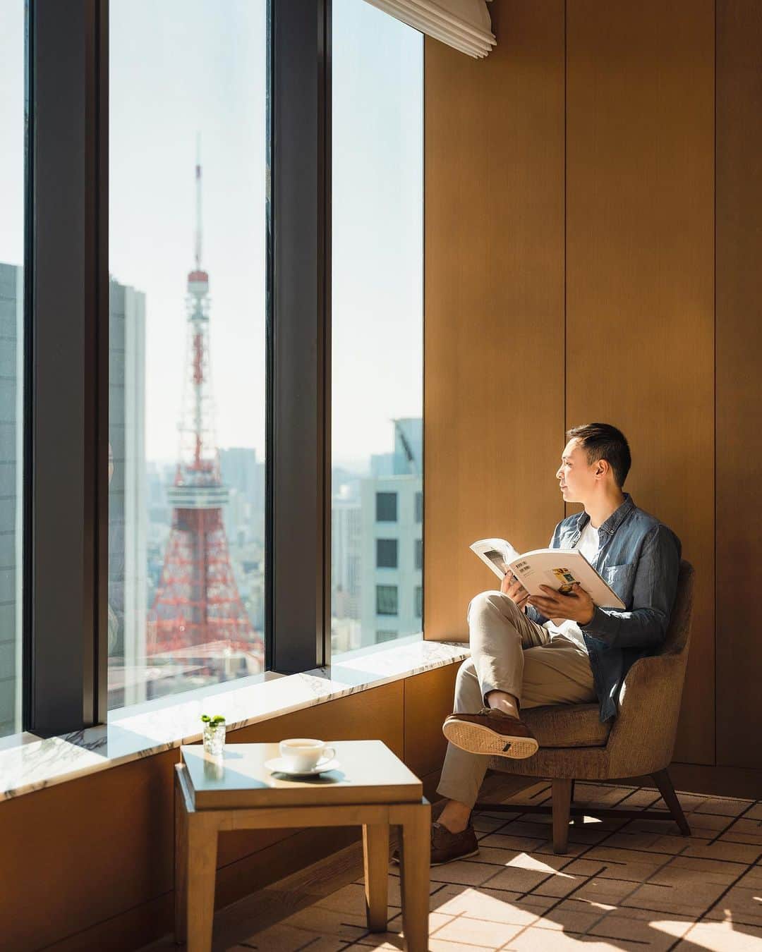 のインスタグラム：「Would you like to spend a relax time at the Club Lounge?☕️ ゆっくりと流れる時間を愉しむ🗼  Club Lounge　 Location: 37th Floor, The Okura Prestige Tower ※ Available only for the guests staying with plan including Club Lounge access.  クラブラウンジ オークラ プレステージタワー 37階 ※クラブラウンジ付きの対象プランでご宿泊の方のみご利用いただけます。  プロフィールよりどうぞ↑ #クラブラウンジ #ホテルラウンジ #ホテルステイ #ホカンス #ステイケーション  #ホテルステイ好きな人と繋がりたい #ホテル好きな人と繋がりたい #theokuratokyo #オークラ東京 #東京ホテル #ラグジュアリーホテル #clublounge #hotellounge #tokyohotel #luxuryhotel  #lhw #lhwtraveler #uncommontravel  #东京 #酒店 #도쿄 #호텔 #일본 #ญี่ปุ่น #โตเกียว #โรงแรม #japon」