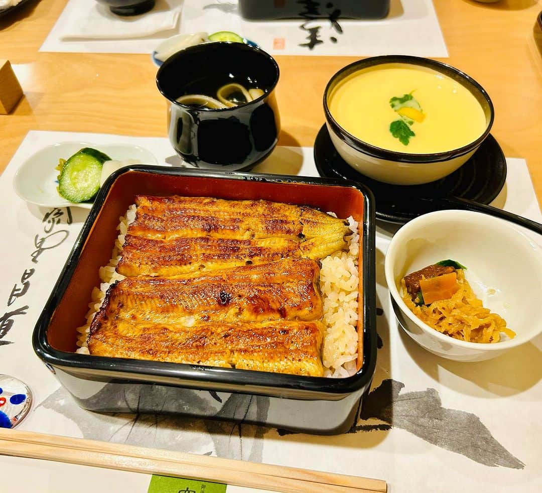 大越かず江のインスタグラム：「✨鰻∈(ﾟ∈∋ﾟ)∋✨  上野の「亀屋一睡亭」で鰻ランチ😋🍴💕 とても美味しく頂きましたぁ😋✌️💖 大好きな茶碗蒸しも一緒にヾ(・ω・)ゞ💕  幸せな時間をありがとう💛  また行きたいなぁ*˙︶˙*)ﾉ"💕 明日からも頑張るぞっ🔥🔥🔥  ✨✨✨✨✨✨✨✨✨✨✨✨✨✨✨  ✨Eel∈(ﾟ∈∋ﾟ)∋✨  Eel lunch at Kameya Issutei in Ueno😋🍴💕 It was very delicious😋✌️💖 Together with my favorite chawanmushi ヾ(・ω・)ゞ💕  Thank you for the happy time💛  I want to go again *˙︶˙*)ﾉ"💕 I'll do my best from tomorrow 🔥🔥🔥  ✨✨✨✨✨✨✨✨✨✨✨✨✨✨✨ @unagi.kameya    #うなぎ  #夏バテ防止  #幸せな時間  #ありがとう  #茶碗蒸し大好き  #ランチ  #美味しいもの好きな人と繋がりたい #美  #生きる意味 #sexy #セクシー系 #写真好きな人と繋がりたい #女優好きな人と繋がりたい #美意識人と繋がりたい #幸福 #happy #東京 #tokyo #日本 #japan  #美魔女モデル #actress  #資格マニア  #スマイル #笑顔 #followforfollowback #ポートレート女子 #loveyou #仲間募集  #空が好きな人と繋がりたい」