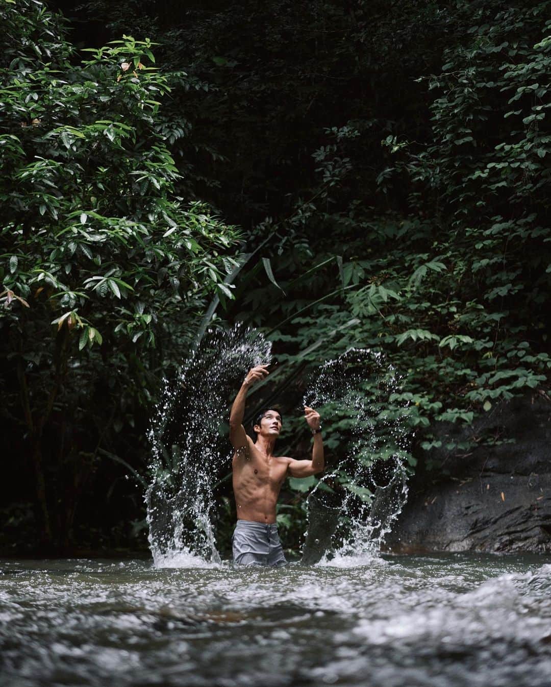 八代健のインスタグラム：「In a pure connection with the elements, I found a moment of serenity 🌱 @bulgari   Lens @maxmillionx  . #BulgariParfums #BulgariMan #BulgariManRainEssence」