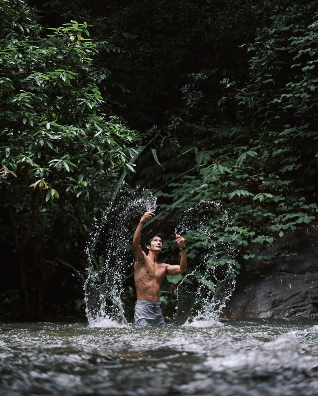 八代健のインスタグラム：「In a pure connection with the elements, I found a moment of serenity 🌱 @bulgari   Lens @maxmillionx  . #BulgariParfums #BulgariMan #BulgariManRainEssence」