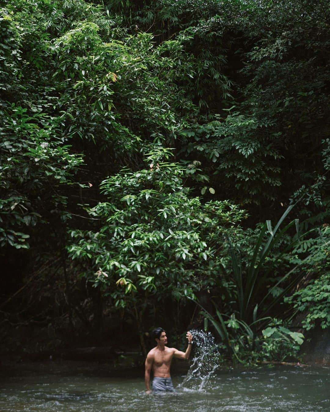 八代健さんのインスタグラム写真 - (八代健Instagram)「In a pure connection with the elements, I found a moment of serenity 🌱 @bulgari   Lens @maxmillionx  . #BulgariParfums #BulgariMan #BulgariManRainEssence」8月16日 15時26分 - kenyashiro