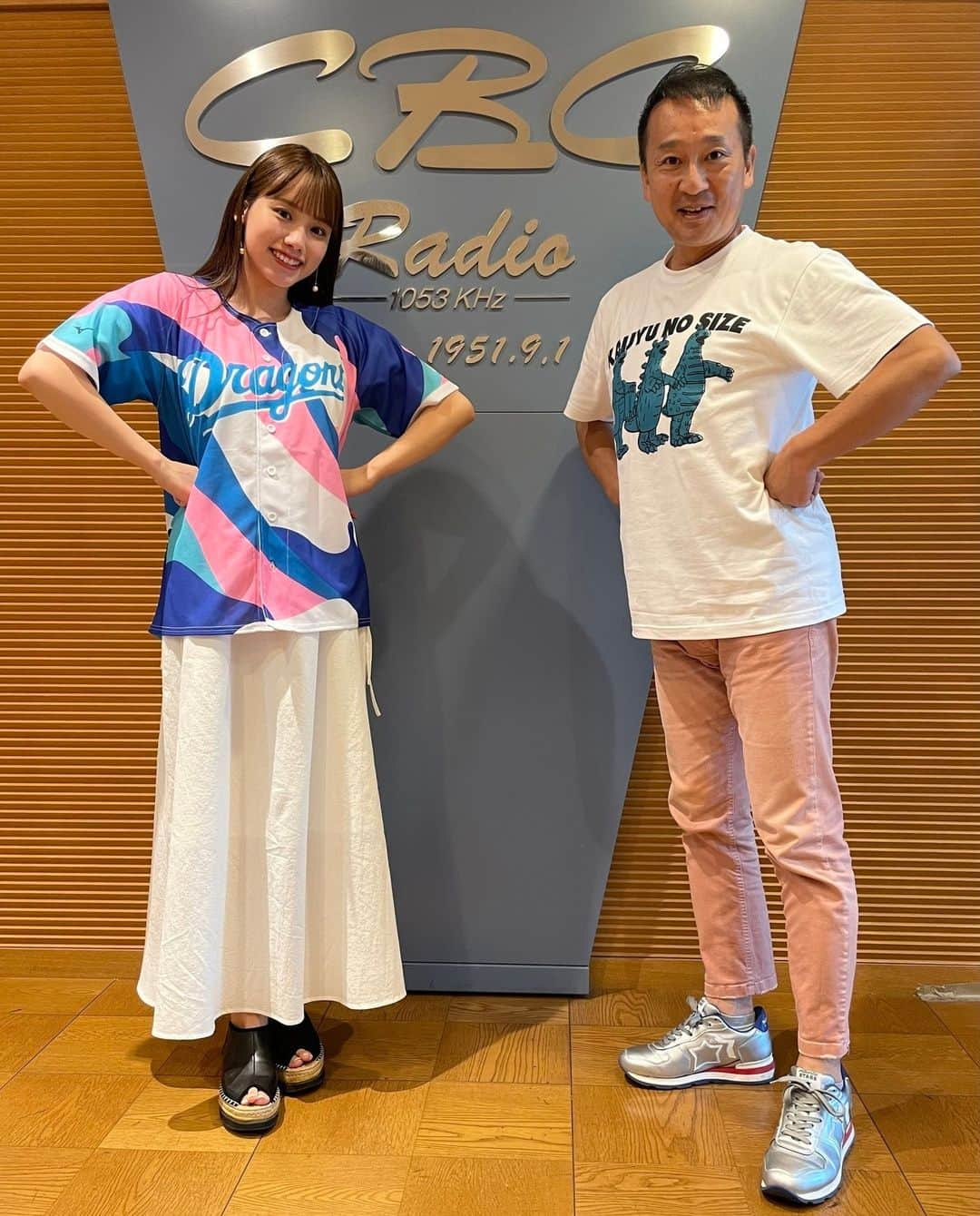 CBCテレビ アナウンス部さんのインスタグラム写真 - (CBCテレビ アナウンス部Instagram)「本日の水曜 #ドラ魂キング のメッセージテーマは『嬉しいけど！』 #アンナナさんによる日曜デーゲームの歓喜🎉トークに、#苔テラリウム の生中継アリ！宮部は #back number の新曲「#怪獣のサイズ 」Tシャツがお気に入り！  #CBCラジオ #ドラ魂キング #宮部アナ」8月16日 15時26分 - cbc.announcer