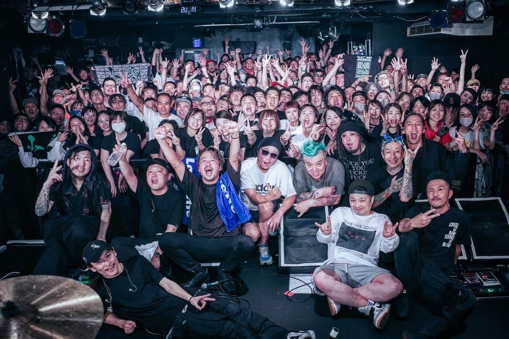 のインスタグラム：「230813 山嵐 TOUR2023 FINAL@名古屋CLUB UPSET Thanxxx‼︎🙏🙏🙏✨  名古屋からEnthに参戦してもらい東京をスタートし、 名古屋UPSETでファイナルを迎えるという、 奇しくも名古屋始まり名古屋締めとなった今回のツアーも、あっという間に終了‼︎  大阪に引き続き対バンにはKYONO BAND‼︎💥 やっと叶ったこの対バンで、2マン2ヶ所という贅沢をさせて頂き、敬愛するKYONOさんはもちろん、DUTTCHくん、KAZUYAさん、HIROMITSUくんという大好きなメンバーにめちゃくちゃ刺激もらいまくりまくりました‼︎🔥🔥🔥 これまた絶対オカワリしたいやつです🤩  そんな高揚感と共に、  今回の新代田Fever、心斎橋ANIMA共に山嵐ツアーでは初めての会場で、UPSETも俺が加入してからは初めてのツアー使用だったから、凄く新鮮さもあったし✨  またその会場でやっとルールから解放されて高まっていくフロアの熱気が最高に気持ち良くて。  やっぱりライブハウスツアー最高だな‼︎って思えました😭🤘  楽しかった山ちゃん夏のツアー、関わってくれた皆々様ありがとうございましたっ‼︎‼︎❤️‍🔥  またすぐ演りましょー😁✌🏼  #山嵐 #tour2023 #kyono #kanagawa #mixture #rock #band #livehouse #anima  #live #life #vibe #bandlife #crystallake #yamaarashi  #感謝 #jp」