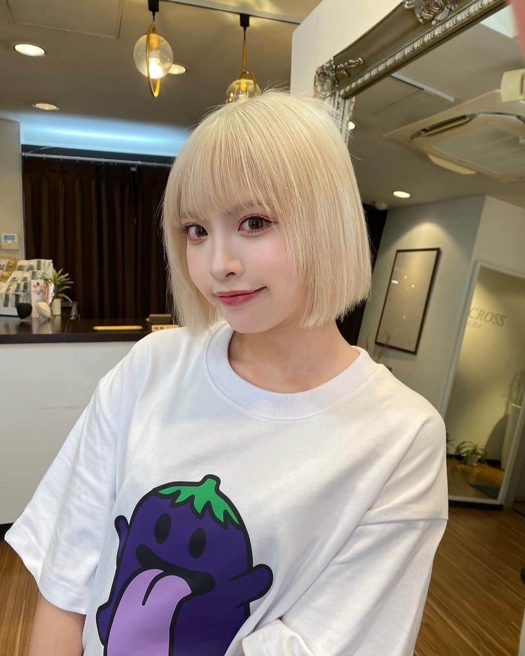 向葵まるさんのインスタグラム写真 - (向葵まるInstagram)「ホワイティーなヘアカラーにしてもらったよˊo̴̶̷̤.̮o̴̶̷̤ˋ🤍🤍🤍 #ホワイトカラー  #ホワイトボブ  #ボブ  #地雷ギャル」8月16日 15時19分 - natamaru041