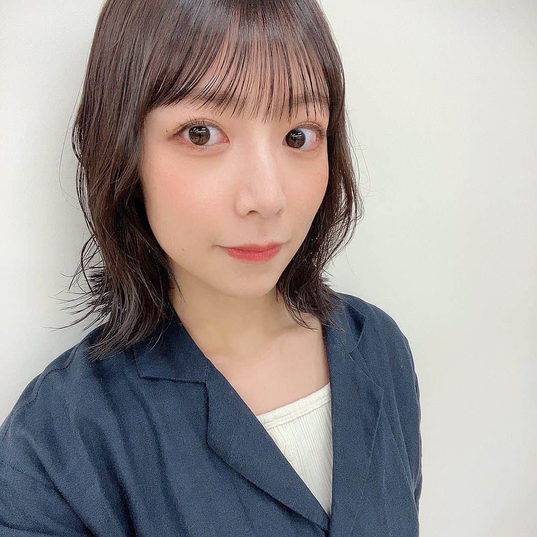 北野日奈子のインスタグラム：「🪿🤎 それはきっと間違っていると思うよ。と伝えてもらえるってありがたいことなんだと改めて感じました🍺人に怒ったり、人に悲しくなったり自分の感情が揺さぶられる時のエネルギーもとてつもないけどね けど、相手を思って伝えることにもとてつもないエネルギーが必要だと聞いていて思うことがありました🍥 学校の先生が教えてくれることも、先輩が教えてくれることも自分の中に取り入れてみて実践することは経験として大事なことですね🍏 家族や友達や恋人、自分のことを周りの人とは違うもっと近い存在で大事にしてくれる人に向けるパワーってなんで無限に思えるんですかね🧳 27歳になったこんな私ですが、私は私のことがあまりよく理解できていません!この感情はどうして生まれたのか自分は何を伝えたくて、何を思って涙を流しているのか分からないことの方が多いなぁーー なんでもいいからもうベットに埋もれて溶けたい〜なんて思う日もありますし🛌スイッチのオンオフがわかりやすくあったらいいのになぁ！ とりあえずなんかこう、やったことのないことしてみたい！！！ #髪の毛切ってから少し伸びるだけで気になるようになった #ボブにするとどんどん短くなるやつ #あるあるだよね #舞台に向けて少し暗くしたよ #中野さんいつもありがとうございます🌷」