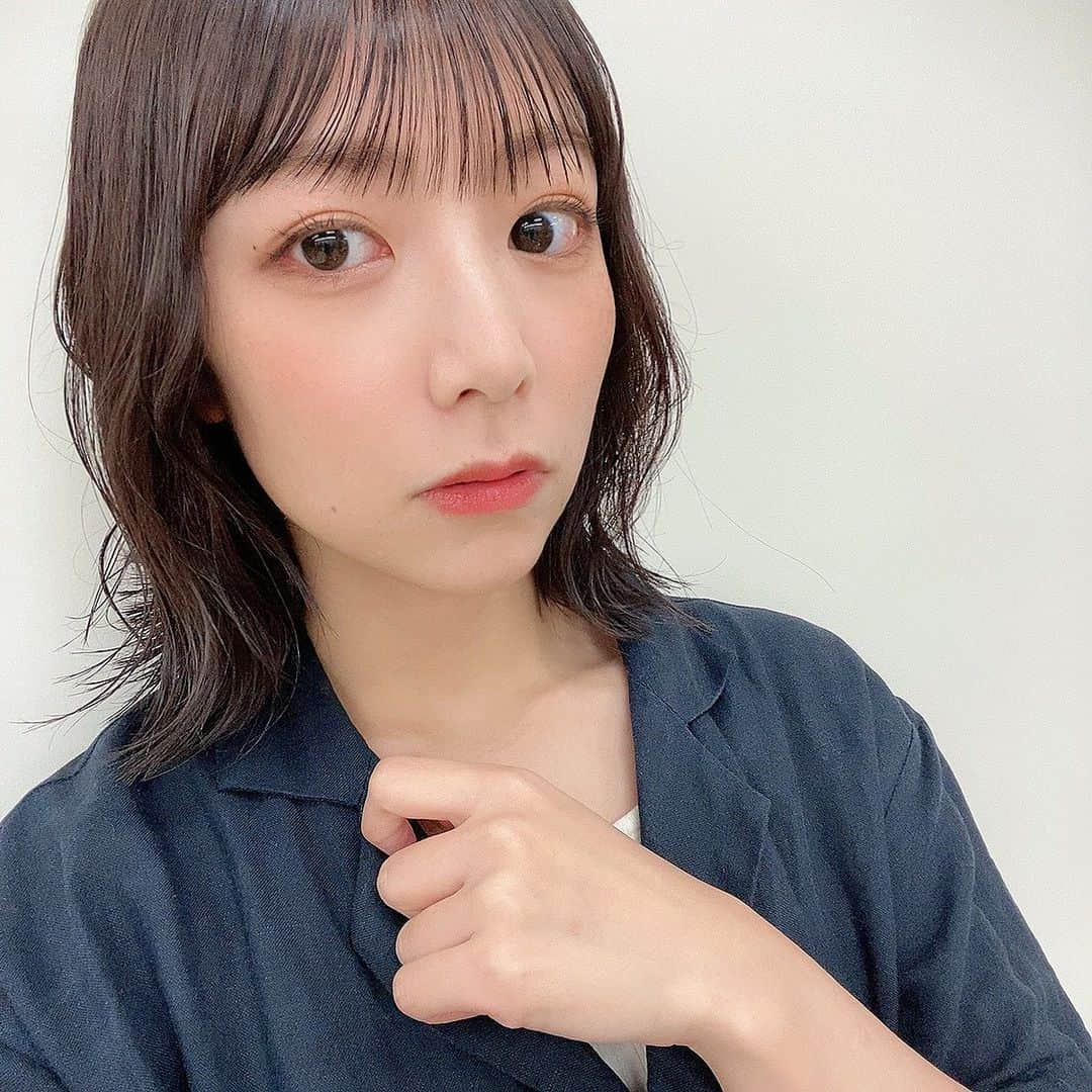 北野日奈子さんのインスタグラム写真 - (北野日奈子Instagram)「🪿🤎 それはきっと間違っていると思うよ。と伝えてもらえるってありがたいことなんだと改めて感じました🍺人に怒ったり、人に悲しくなったり自分の感情が揺さぶられる時のエネルギーもとてつもないけどね けど、相手を思って伝えることにもとてつもないエネルギーが必要だと聞いていて思うことがありました🍥 学校の先生が教えてくれることも、先輩が教えてくれることも自分の中に取り入れてみて実践することは経験として大事なことですね🍏 家族や友達や恋人、自分のことを周りの人とは違うもっと近い存在で大事にしてくれる人に向けるパワーってなんで無限に思えるんですかね🧳 27歳になったこんな私ですが、私は私のことがあまりよく理解できていません!この感情はどうして生まれたのか自分は何を伝えたくて、何を思って涙を流しているのか分からないことの方が多いなぁーー なんでもいいからもうベットに埋もれて溶けたい〜なんて思う日もありますし🛌スイッチのオンオフがわかりやすくあったらいいのになぁ！ とりあえずなんかこう、やったことのないことしてみたい！！！ #髪の毛切ってから少し伸びるだけで気になるようになった #ボブにするとどんどん短くなるやつ #あるあるだよね #舞台に向けて少し暗くしたよ #中野さんいつもありがとうございます🌷」8月16日 15時20分 - kitanohinako_official