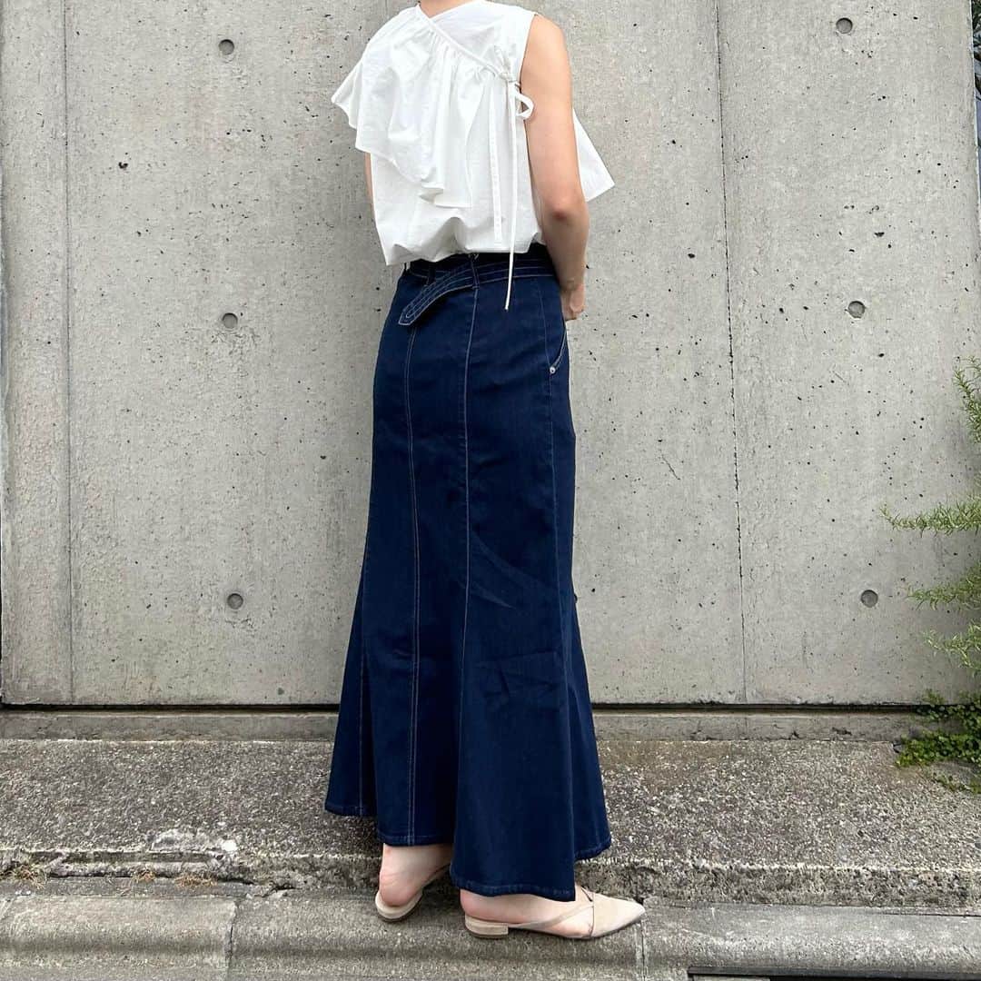 Moname Official Instagramさんのインスタグラム写真 - (Moname Official InstagramInstagram)「．⠀ タイトすぎないシルエットで 後ろにゴムが入っているので、 腰回りが気になる方も着ることができます🤍  マーメイドシルエットで 女性らしくスタイルアップ☺︎ ．⠀ DENIM MERMAID SKIRT No. 41131231 Col. RIN ¥20,900 ．⠀ #moname #23ss #マーメイドスカート #デニム #コーデ #モナーム #instagramfashion #denim #moname_code #jeans #デニムスカート #ストレッチデニム」8月16日 15時22分 - moname.official