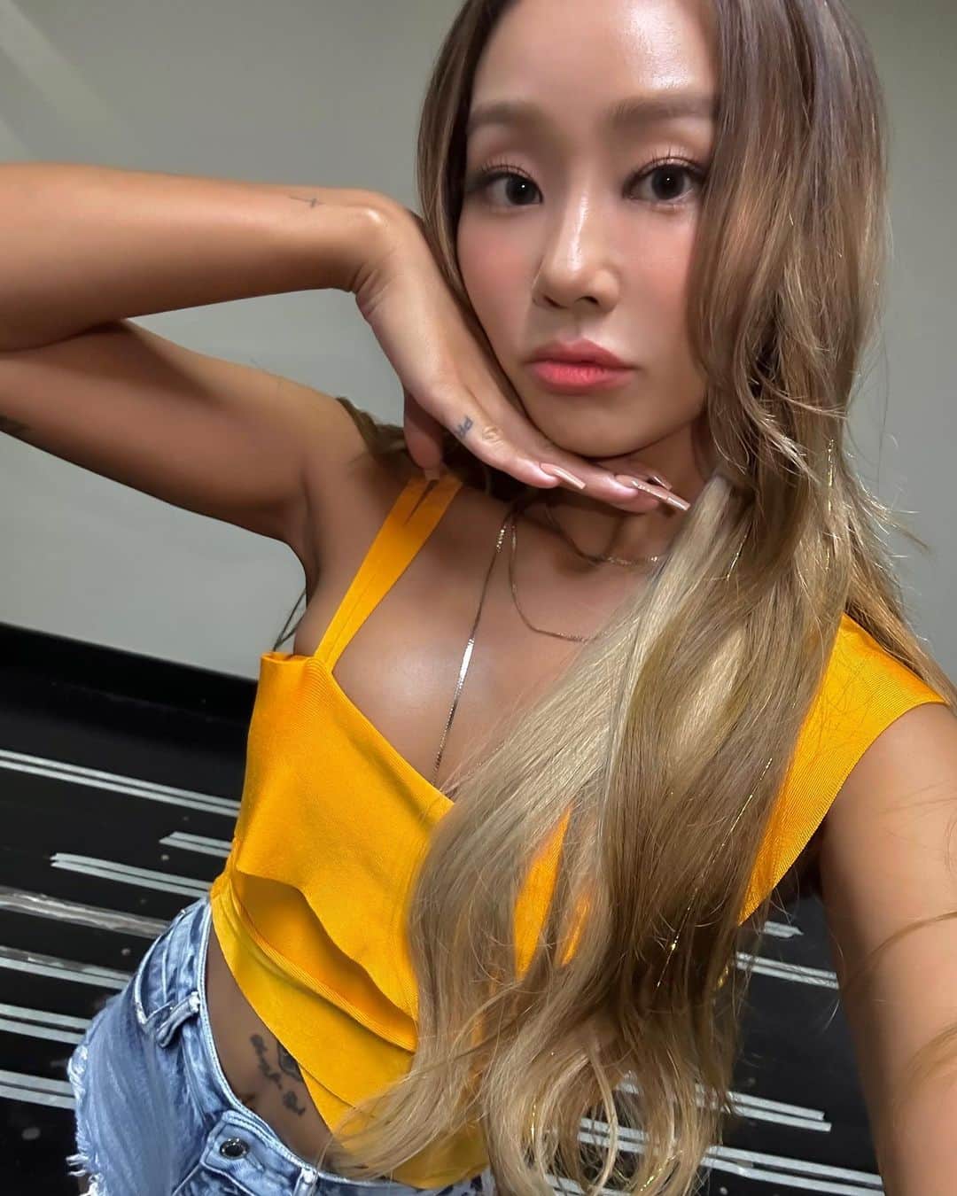 ヒョリンさんのインスタグラム写真 - (ヒョリンInstagram)「🩶🧡」8月16日 15時22分 - xhyolynx