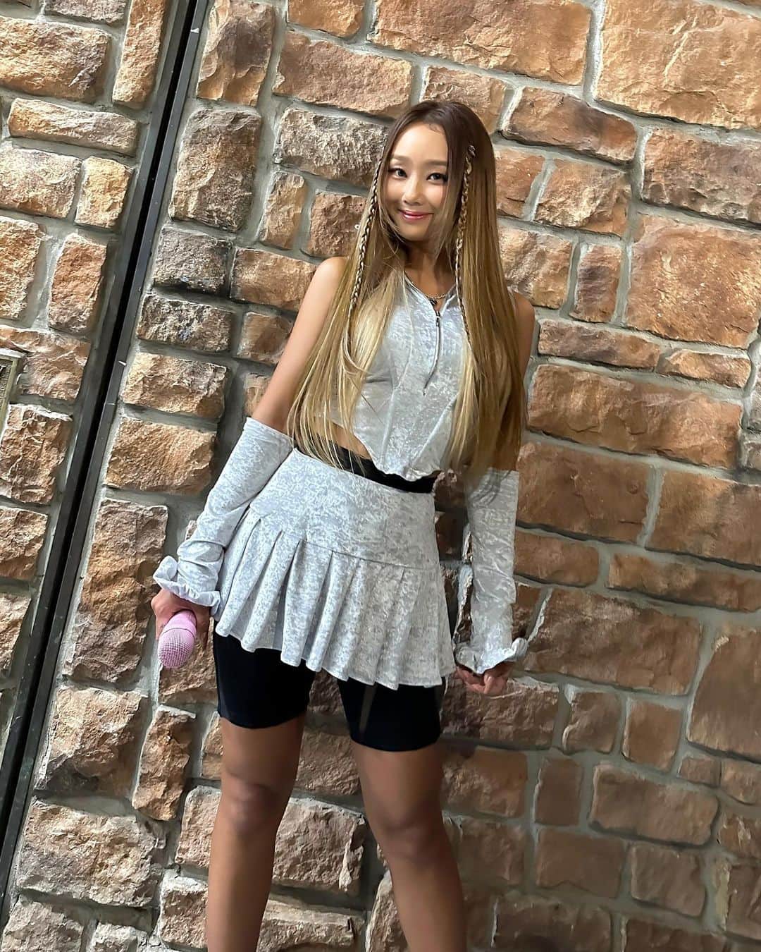 ヒョリンさんのインスタグラム写真 - (ヒョリンInstagram)「🩶🧡」8月16日 15時22分 - xhyolynx