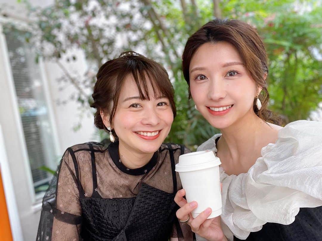 伊藤友里のインスタグラム：「結婚式では侑里ちゃんとたまたま同じブランドのドレスでした😍  あゆ美ちゃんのお着物姿も素敵だったなあ👘🤍  3人とも想いが溢れすぎて メッセージカード4回は描き直しました😂🫶  幸せな瞬間に立ち会えて幸せ☺️💍  #結婚式」