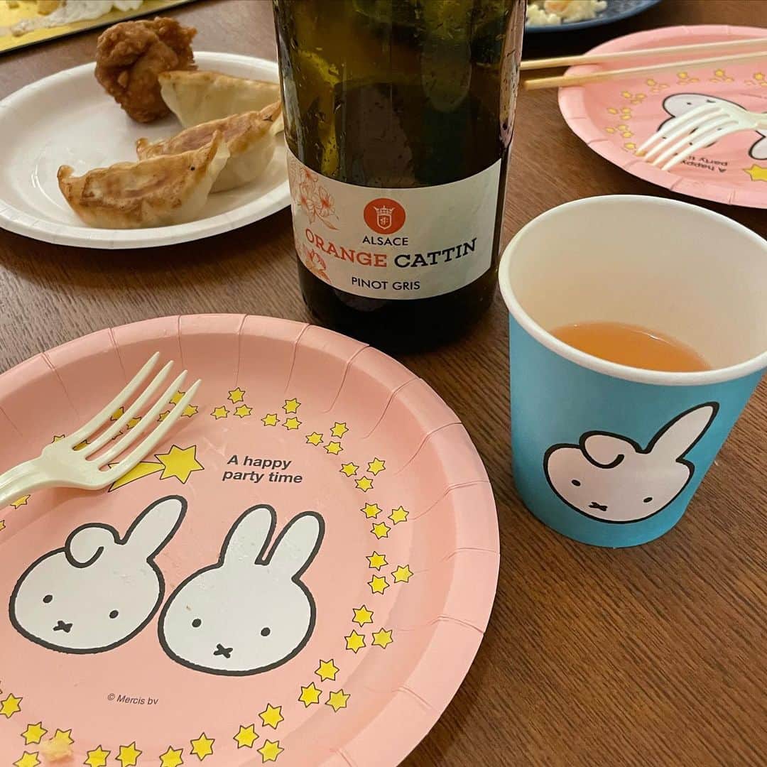 新井郁さんのインスタグラム写真 - (新井郁Instagram)「最近の #ワインとあられ飯 👩🏻‍🍳  基本優しめの味になってしまうので 人と一緒にごはんを食べて 濃く濃くしていただくタイプの人間です。  最近美味しくてお気に入りだったのは @fattoriaalfiore さんの白ワイン。☺︎♡  最後の2枚は、 友達とお世話になってる監督のお誕生日を それぞれの仲間でお祝いした思い出😉🍛🎂  想われることは時々怖くなってしまうのだけど 想うことはいくらでも温かいと感じるのは ちょっと狂気だけれど紙一重だね、危ういやね。 けど思いあって、思いやっていきたいね。 毎日大事に想う。私の盆。」8月16日 15時34分 - araiiku_official