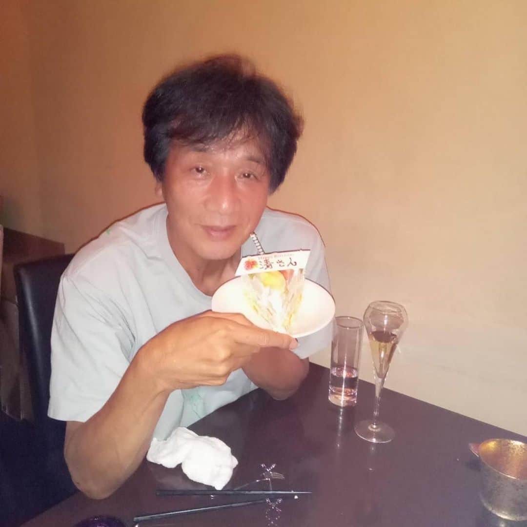 前川清のインスタグラム：「来る8/19は前川さんの75歳の お誕生日🎂  ひと足先に佐世保のご友人が お誕生日をお祝いしてくださいました🎉  撮影が前川さんのガラケーなため なんともエモい仕上がりな ステキなお写真📷 何歳になっても「おめでとう」を お祝いしていただけるのは、 嬉しいですね✨  #前川清 #もうすぐ75歳 #birthdayparty #いつもありがとうございます #お誕生日おめでとう  #まだまだ若いぞ」