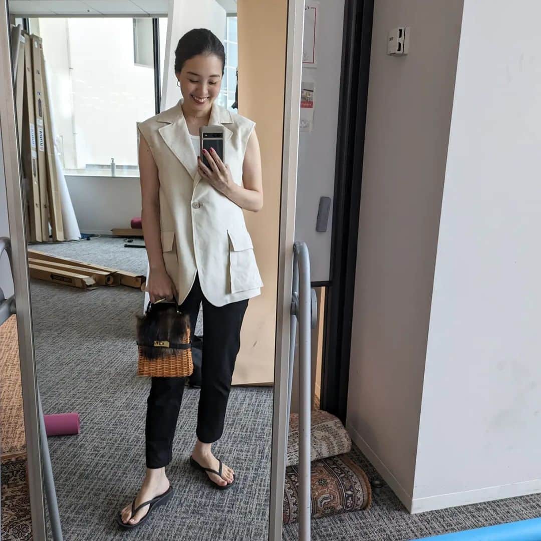 ayaka8880のインスタグラム：「. . @latotalite.jp の秋カゴバッグが素敵で試着👜 . 斜めがけにもなる、容量も入る、ファーのリッチ感、100点満点💯 .」