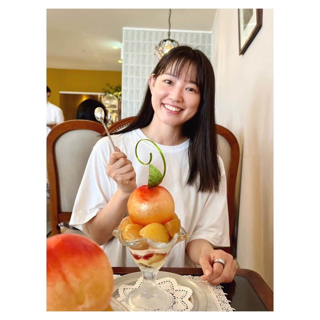 一木千洋のインスタグラム：「🍑  季節の果物食べる会！！！ 友達とノリでやってる楽しいし美味しい会。 2人とも桃が好きだから絶対桃パフェ食べたかったんです。 去年食べれなかったヒルトップカフェの桃パフェ！ 今年は勝ちました…！  朝弱いからってノリで泊まった山の上ホテル🫶レトロで親しみ深くてほっとするホテルでした✨ 楽しかったな〜。  来年も桃パフェ食べたい🍑  #🍑 #桃パフェ #桃 #桃好き」