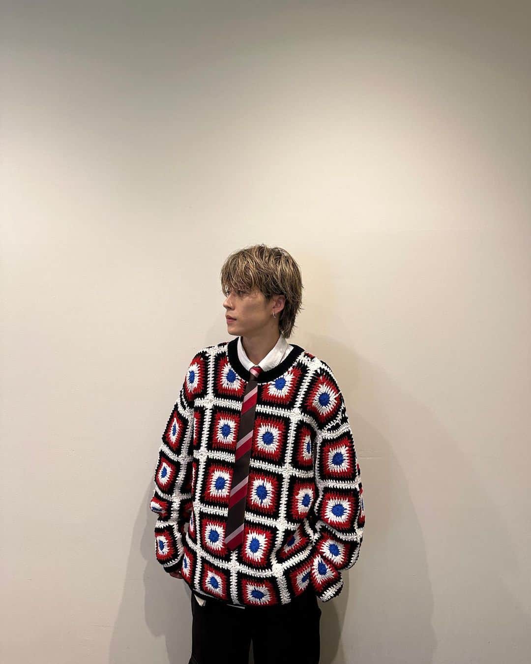 のインスタグラム：「私服でネクタイとかしたい もっと色んな服見てみたいし着てみたい 古着屋さんに行くか。 みんなのオススメのお店が知りたいよ  #衣装 #なんの撮影かは #情報解禁を待ってね！」