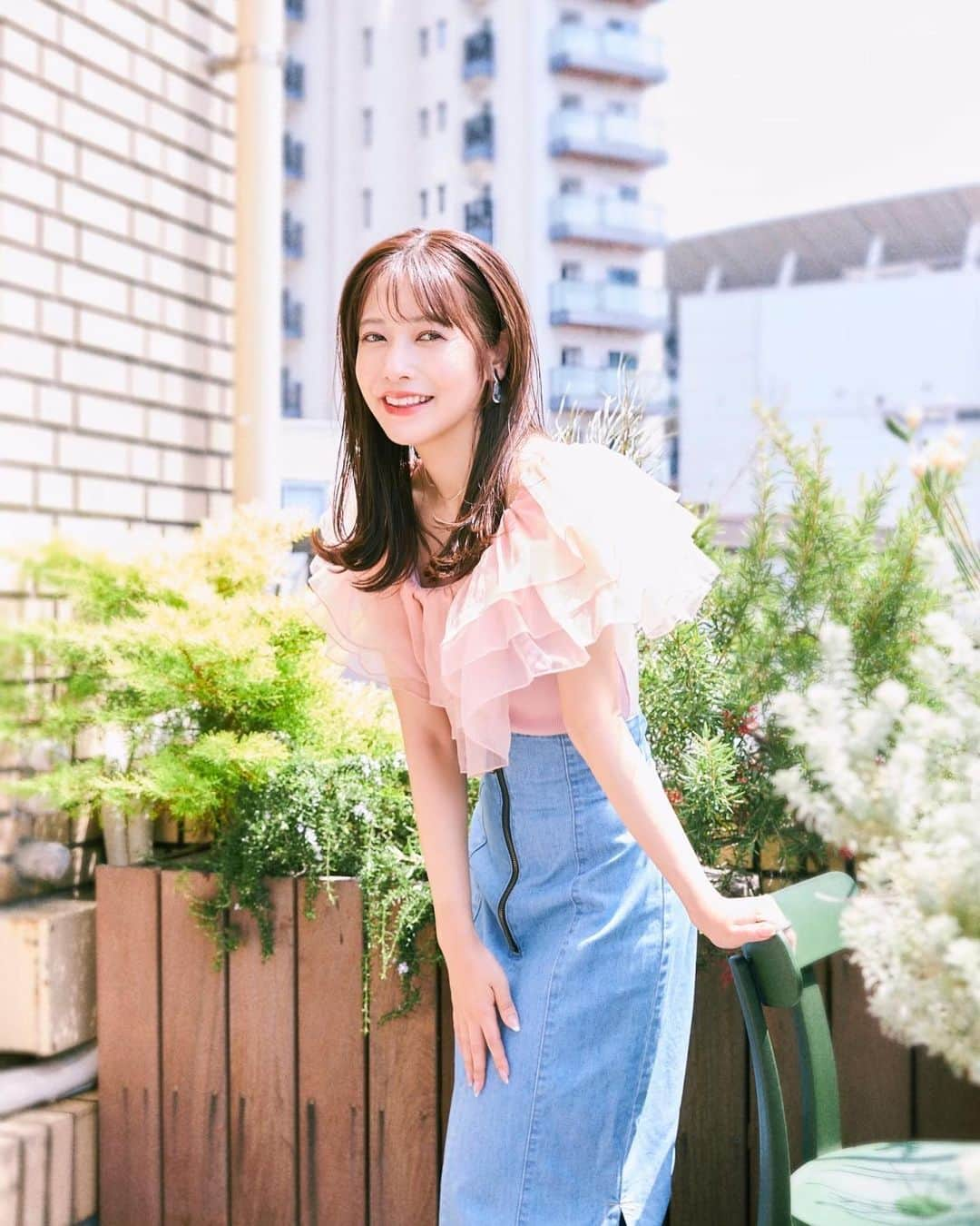 斉藤優里のインスタグラム：「このトップスが好きすぎて実は色違い購入してます♡ まだまだいくつになっても自分が好きな服って 結局根本的には変わらなくて見るとときめくよね💖 ⁡ 私はきっといつまでも甘さが少しある洋服が 好きなんだろうなって思ってる、もちろん いろんな系統のお洋服着るからこそなんだけど そのブランドさんの中でもわりと甘いもの 選びがちなんだよな〜！！！ ⁡ ピンク×デニム あわせって最高に可愛いもん🤍 ⁡ _____ ⁡ tops...@eimyistoire_official skirt...@31sonsdemode earring...@seasukii_jp ring necklace...@ten.____ _____ ⁡ #今日の服 #今日のコーデ #ゆったんコーデ #斉藤優里 #ゆったん」