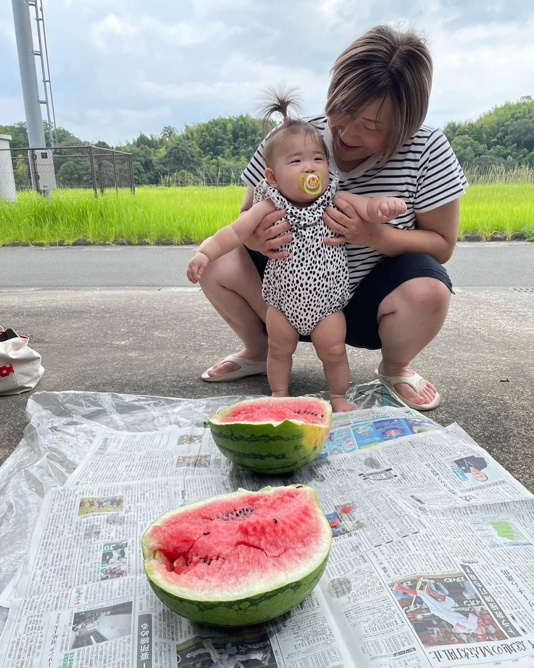 下野佐和子のインスタグラム：「2023夏、娘初めての🍉  母ちゃんの逞しさも目立つ夏🥹💦  #すいかわり #すいか🍉 #西瓜 #初めての夏 #逞しい腕と足 #母ちゃん譲り #ウエスト症候群 #点頭てんかん #全身脱毛症 #ウィッグ生活 #子供のいる生活」