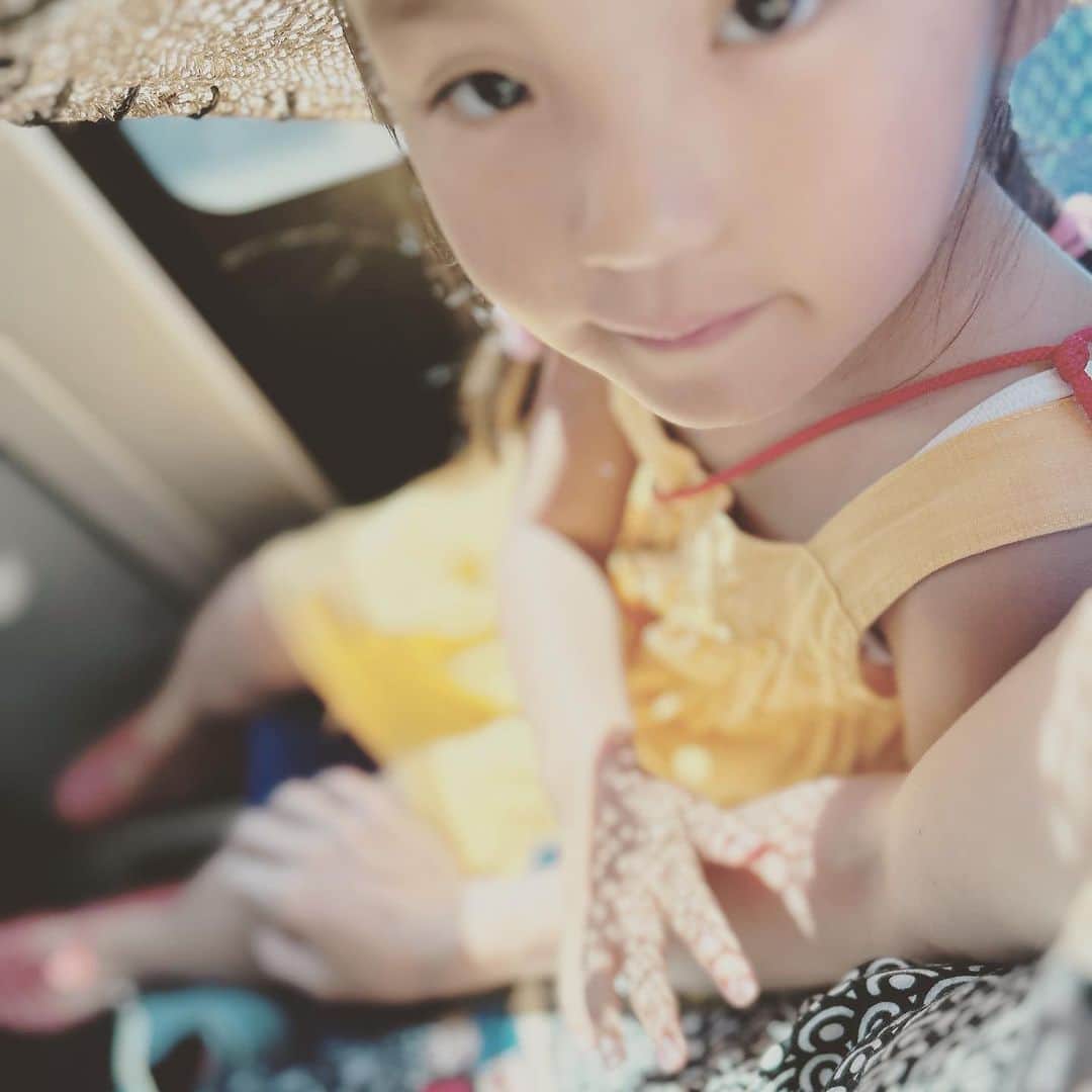 KIKIのインスタグラム：「滞空時間 at 海の家オアシス🎵  行きしなのバスで わたしの被る麦わら帽子の影に興味を持った娘 これから行くところでもっと素敵な影絵を楽しめるよ〜と話すと 目をキラキラさせていた  ガムランの演奏と影絵の演出 そして友人のトミーさん@tommyrts（わたしの柴犬先輩でもある）のDJを楽しみに 葉山 森戸海岸の海の家オアシスへ行ってきた先週末 ライブがはじまるまでは 大人はビールとミールス@mealsnaturalfood を味わい 子どもは海遊び 蟹ブームの娘は捕まえてきた3匹を 食べ終わったかき氷のコップに入れて愛でていたり🍧🦀✨  海の家という開放感もなによりだけれど 子どもたちがステージの目の前までつめて 演奏を楽しんでいる様子がとてもよかった あと ボーカルのさとうじゅんこさんの声にしびれた 格好良かったな！ #滞空時間 #海の家オアシス」