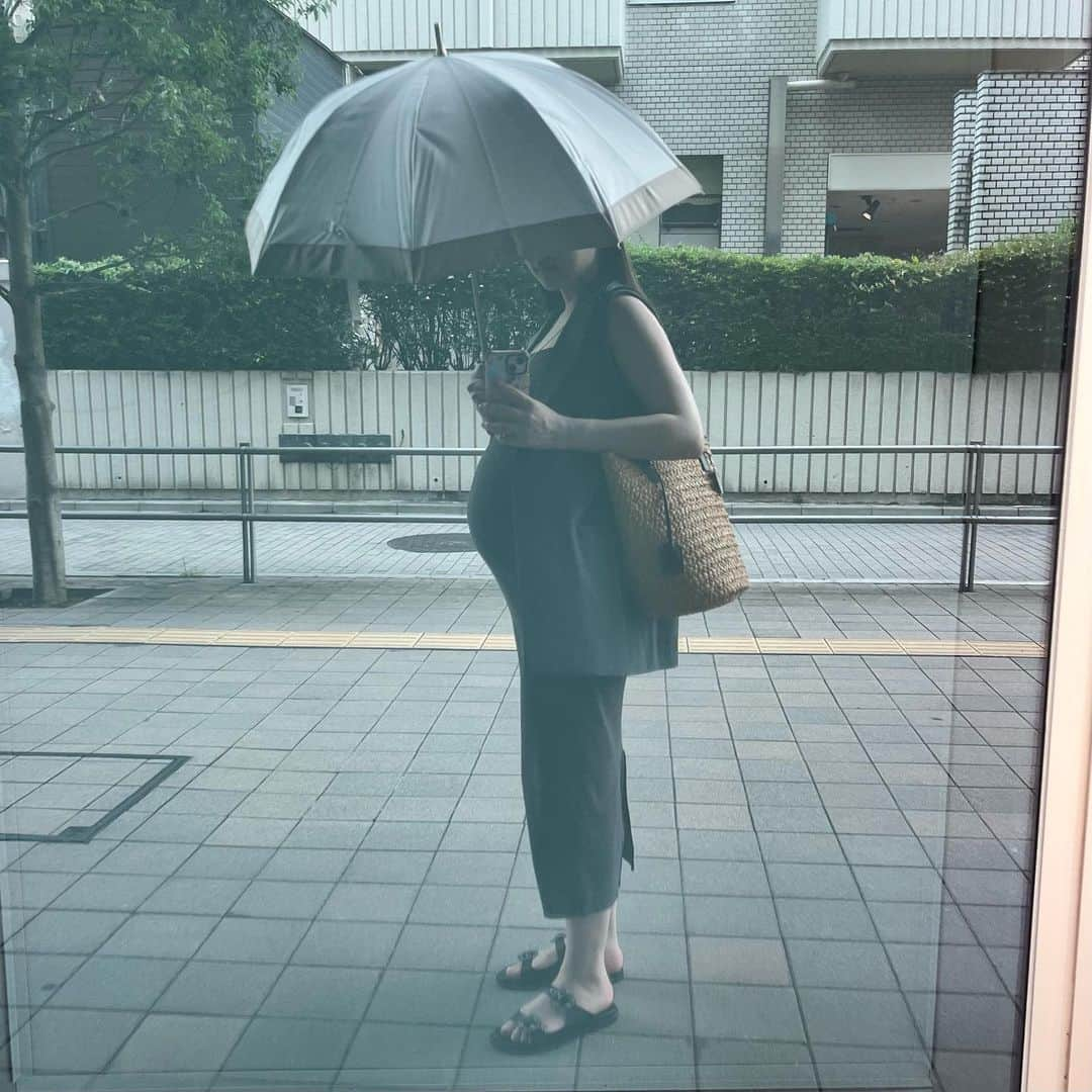 ひよんさんのインスタグラム写真 - (ひよんInstagram)「☀️🌻  最近早く歩けなくなってきた🚶 亀さんみたいにゆっくり歩いてる🐢  毎日おんなじようなお洋服だなー。  ⚫︎ベスト @uniqlo  ⚫︎ワンピース @grl_official  ⚫︎バッグ @ysl  ⚫︎サンダル @manoloblahnik  ⚫︎日傘 @untule_official   #ひよん #ひよんコーデ #マタニティコーデ #マタニティ」8月16日 16時08分 - cchan_fee4