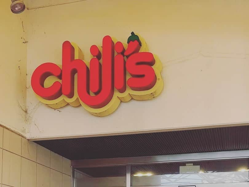 日下裕江さんのインスタグラム写真 - (日下裕江Instagram)「久しぶりに横須賀ベースの 『chili’s』へ🌶️  ここのタコス🌮やトルティーヤが凄く美味しいの🥺✨  『Chili’s』は日本のサイゼリア並みに店舗数を誇るアメリカで有名なフランチャイズ✨  この日食べた 『southwestern spring rolls』 がめちゃくちゃ美味しかった😋  意味は南西の春巻き☝️ そのまんまだから分かりやすいね🤭w  ケサディーヤも最高✨  今回、トスターダチップス(トルティーヤチップス)に、今まで食べた事ないソースをチョイスしてみたんだけど、  とろっとろのチーズにが入ってて凄く美味しかった🥹✨  けど、chili’sのチップスは極薄だから、ディップすると、バキバキ割れるので、スプーンですくって乗せて食べるのがgood👍笑  いつも思うのが、薄いトルティーヤを使ってるお店って凄く美味しとくて大好きなんだけど、 何故市販では薄いトルティーヤが売られていないんだろ😕  厚いと粉っぽくてあまり美味しくないんだよね〜  誰か、薄いトルティーヤ売ってるお店知ってたら教えてください🥹💕  食後に『Baskin』🍨 アメリカサイズなのを忘れてて、ダブルにしたら食べきれなかった😅💦  アメリカにしかない味があるから、美味しいよ😋✨  何故日本では『サーティーワン』と呼ぶのだろう？ 正式名称は『Baskin Robbins』なのに…  日本を一歩出ると、 そういう何故？に気付かされるw(ここ横須賀ベースやけどなw)  スーパー行って、 日本では買えない食材を沢山getできたょ❣️  ほんと、チーズやトルティーヤの種類が豊富✨  日本は種類が少ないって言われたけど、日本人の家庭料理で余りチーズやトルティーヤを豊富に使わないからかな🤔  ステーキの種類や数も多いし、 超分厚くて特大サイズのステーキもゴロゴロ🥩🍖  お肉はさすがに痛むから、 いつも買えずに断念😢  アメリカンステーキ🥩 家で食べたら美味いだろうな〜🥹✨  家電製品も日本より半額以下で買えるから、日本で家電製品買うのためらうレベル😶  油をほぼ使わず、タイマーセットで揚げ物が出来ちゃう電化製品を数千円でgetできちゃいました✌️  時短調理家電とかほんま助かる✨  新生児用の可愛いお洋服も 日本より安く買えたし、 横須賀ベースでのお買い物は日本では無いお得感があるから楽しい♫  友達が来年の夏にはハワイへ帰ってしまうから、それまでに ベビーグッズとか安く買いに行けると良いな👶♫.°♪*  あー楽しかった❣️  #yokosukabase #yokosukabase⚓️ #chilis #chilis🌶 #chilisrestaurant #baskinrobbins  #横須賀ベース #横須賀米軍基地 #31 #サーティーワン #何故日本はサーティーワンと呼ぶ」8月16日 16時14分 - hiroe___h