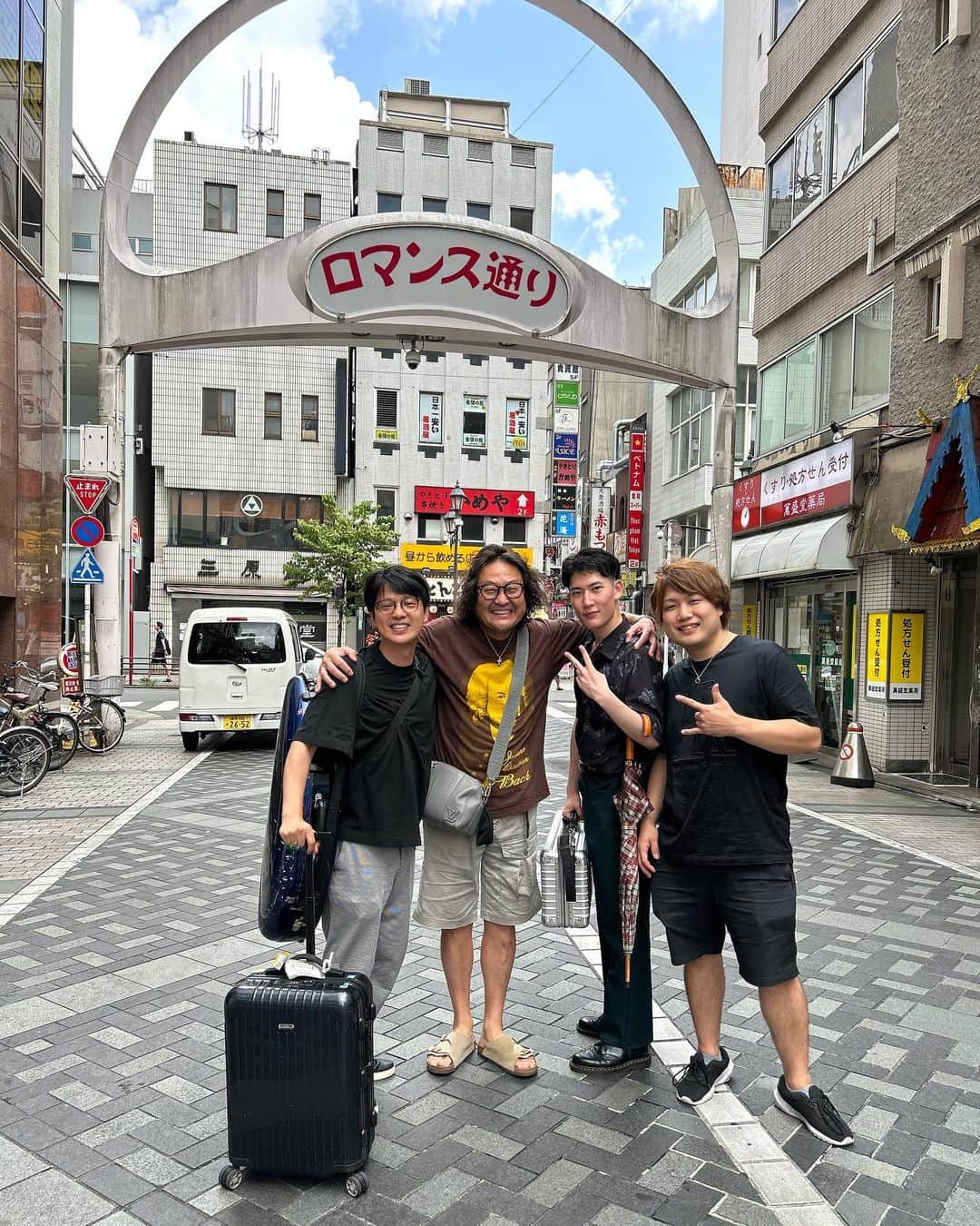 葉加瀬太郎のインスタグラム：「ロマンス通りの近くでストリングスチームとリハーサル🎻  #葉加瀬太郎」
