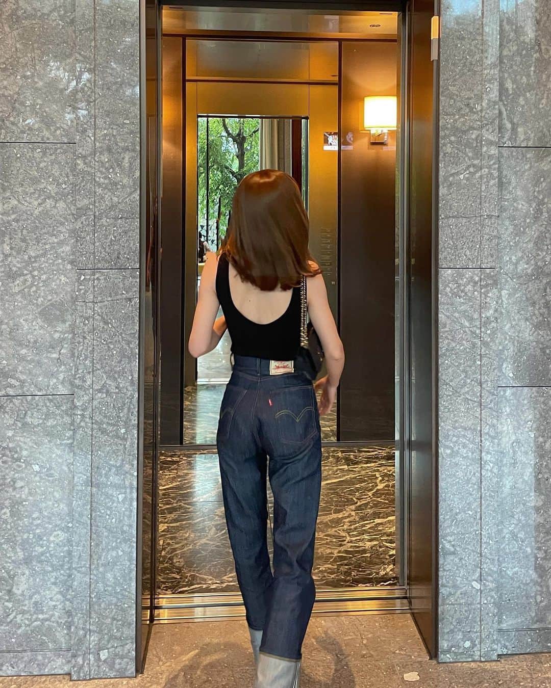 西村香也子のインスタグラム：「. 3日前は50パーオフじゃなかった👊🏻🩶🙃🍑  #levis701 #1950style」