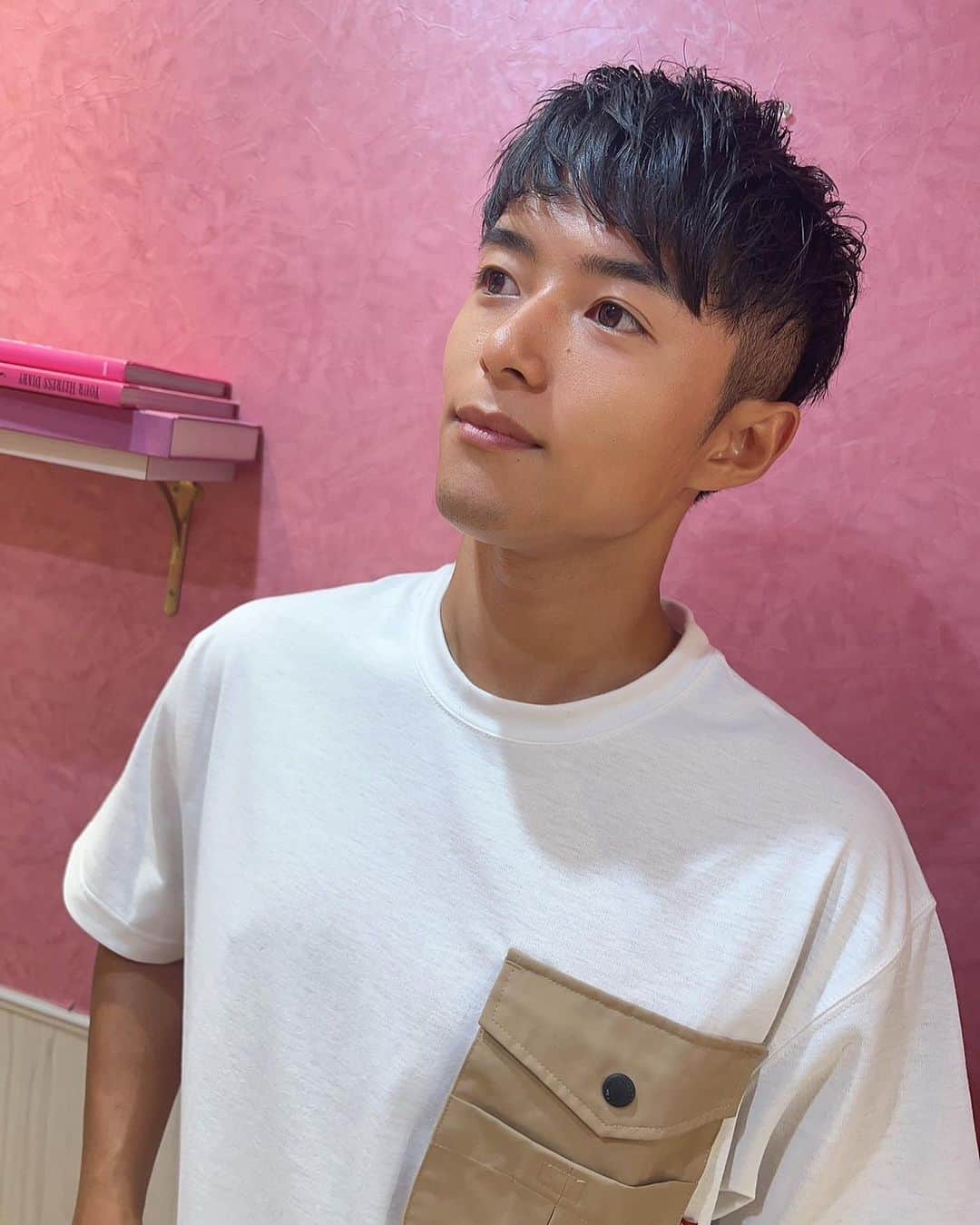 池田航さんのインスタグラム写真 - (池田航Instagram)「I cut my hair. Does it suit you?✂️♡ 髪切ったァー！あなたは髪が長い男性が好き？それとも短いの？？  いつもありがとうございます @yurikudan213   YouTubeにて🔎KOHクッキング🔍で 動画投稿してます！ 【池田航】で検索してね❤ ･ ･ ･ 料理アカウントもよかったらフォローしてね✨☞@chef.koh ･ ･ #飲食店を救いたい #日本を食で元気に‼️  #日本のレストランを救いたい #卵だらけの癒しレシピ  #オム王子 #調理師免 #スーパーフードプランナー   初料理本【たまごだらけの癒しレシピ】が全国の書店で発売中！ 是非読んでみてください！！ #たまごだらけの癒しレシピ  #めざせ10000部」8月2日 9時08分 - kohcooking