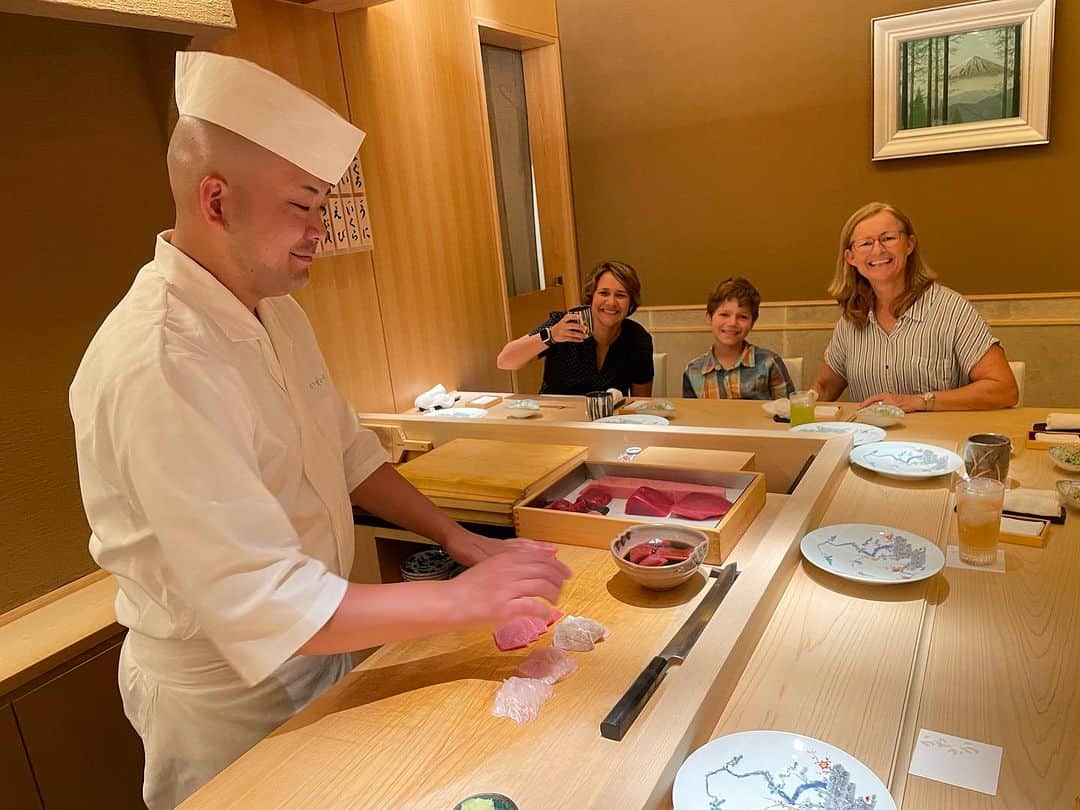 東尾理子さんのインスタグラム写真 - (東尾理子Instagram)「アメリカツアーでプレーしていた時のキャディーさん @aussiephysio が、ファミリーで日本に来たので、10年振りくらいに再会しました〜❣️  食べたいリクエストはお寿司🍣 @aoyamagrand の @aoyama.sushi.kanesaka にご案内🍵 回転寿司しか行ってなかったとの事で、本物のお寿司をとっても喜んでもらえました🥰  子どもも同じくらいの年なので、私が考えたアクティビティプランは、お台場・ジョイポリス💡 初めましてでお互いに言葉分からないけど、語学勉強にもなるし子どもだからなんとかなるかな、二人だけで遊ばせてみましたが、少しハードルは高かったみたい😅笑笑 結局一緒に付き添いました😂  お台場を初めてゆっくり散策しましたが、外国人だけでなく、日本人も楽しめるエンターテイメントがたくさんでびっくりでした‼️ 海外からの子連れお客様をご案内するには、最高だと感じました😄  そして、あえて書かなくても良いかもですが、、、 彼女たち二人が、男の子の両親🩷 アメリカは同性婚が認められたので（聞いたらまた逆行しそうな州もあるってですが💦）、お母さん二人の3人家族で幸せに暮らしています🏠  日本ではまだ同性婚が法制化されていないので、「家族になりたい」という当事者の願いはかなわぬまま。 法整備も大切ですが、それに加えて当たり前に暮らしやすい社会の雰囲気も大切。  私がSRHS（セクシャル　リプロダクティブ　ヘルス/ライツ）の啓発をしたい理由の一つ。  セクシュアリティ「性」を、自分で決められ、心身ともに満たされて幸せを感じられる社会へ✨  自分に正直に生きやすい世の中になって欲しい。  #青山グランドホテル  #かねさか #海外からのお客様  #お台場 #ジョイポリス #srhs  #家族のかたち #同性婚  #多様性 #lgbtq」8月2日 7時39分 - rikohigashio