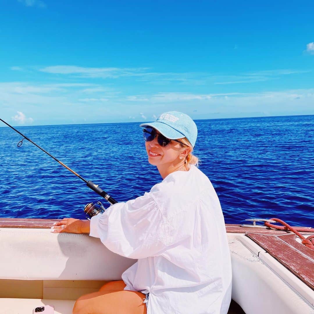 西山美希子のインスタグラム：「海にも浜辺にも私たち以外だれもいない。海を貸し切りなんて、なんて贅沢なんだ🥰船から海に飛び込んで泳いで、釣りして、お魚さんグリルしてランチに頂いて🥰😋地球の美しさと大自然の恵みに感謝せずにはいられない。ありがとぉーー！　#西山家のなつやすみ　#西表島」