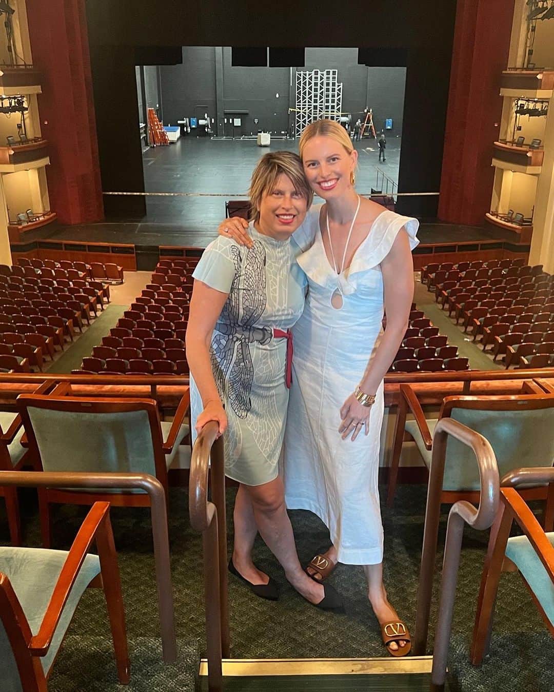 カロリナ・クルコヴァのインスタグラム：「My mom and I thoroughly enjoyed our time at the theatre. 🩰✨ My mom wanted to join the company:) Love that The Green Room Society gives kids who wouldn't ordinarily have the same opportunities a chance to dance. Thank you @radmilalolly for having us and congratulations on becoming the Chair of Green Room Society👏.The @alvinailey summer camp last performance was fantastic, we loved it! @alvinailey @arshtcenter」