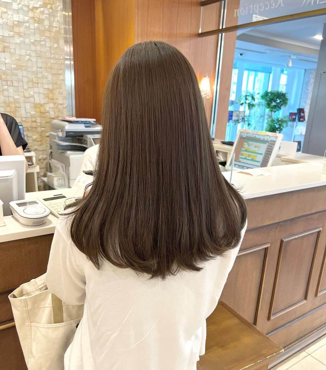 のインスタグラム：「pistachio beige  𖧷 ⁡ ブリーチなしで叶うベージュカラー 王道可愛い髪色です🥑 ⁡ ☑︎画像を保存してカウンセリング時にお見せ下さい ⁡ ------------ ⁡ -ZACC vie- 📍港区北青山3-11-7 Ao4F 表参道駅【B2】出口より徒歩30秒 定休日/月・火 ⁡ ⁡ #表参道美容院 #表参道美容室 #表参道美容師  #東京美容室 #東京美容院  #オリーブカラー  #オリーブベージュ  #アッシュグレージュ #グレージュ #レイヤーカット #ブラウンベージュ #レイヤーカット #夏カラー #顔まわりレイヤー#韓国ヘア #韓国レイヤーカット #レイヤーカットロング #ロングヘアアレンジ」