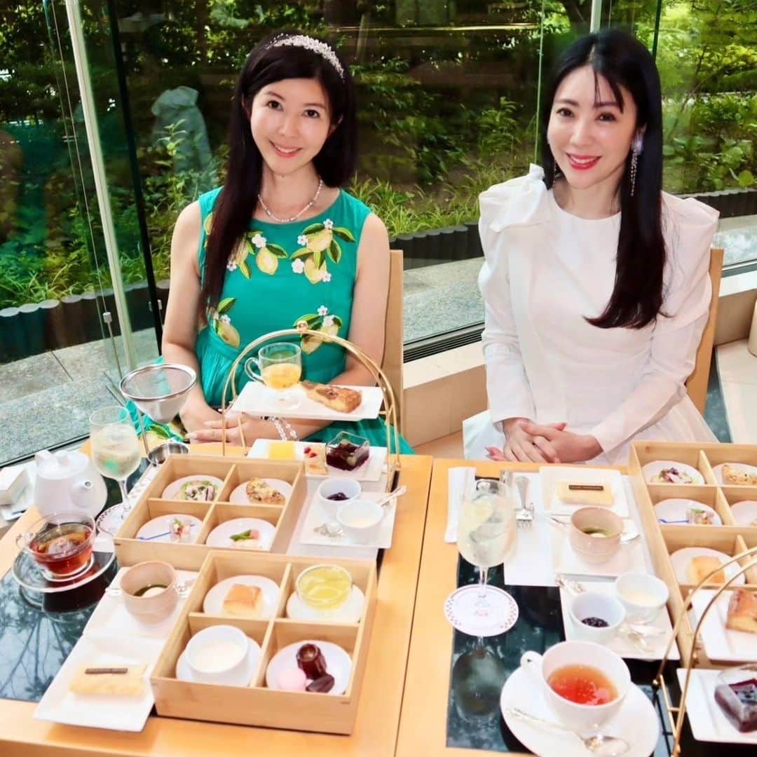 今堀恵理のインスタグラム：「福寿園×帝国ホテル 「日本茶アフタヌーンティー ～サマーフルーツwithティー～」 ～8月31日（木）期間限定  @imperialhotel_jp_official   水出し緑茶のノンアルコールカクテルから始まるアフタヌーンティー💓 福寿園の茶葉を使用したスイーツ4種類 フルーツを使ったスイーツが5種類 セイボリーが4種類 スコーン、マカロン、チョコ が出て来ます  ドリンクではコーヒー・紅茶の他に緑茶、和紅茶、玄米茶のドリップティーがお代わり出来ます💓  日本人に馴染みのあるお茶を使ってるので食べやすいです ゼリーやパンナコッタも香りが良かったですよ 	 ●インペリアルクラブ会員優待価格 5,400円 ●インターネット予約限定優待価格 5,580円 ●通常価格 6,000円 サービス料、消費税込。  #帝国ホテル大阪 #福寿園 #アフタヌーンティー #スイーツマニア #大阪ホテル」
