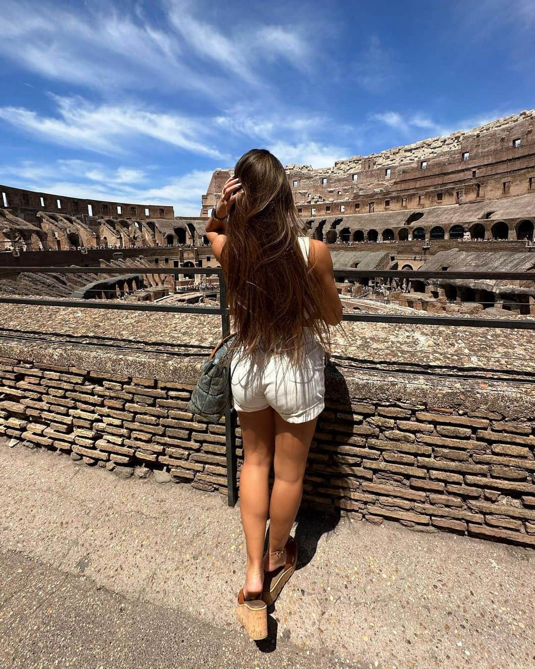 KaThE ArOcAさんのインスタグラム写真 - (KaThE ArOcAInstagram)「El coliseo Romano, simplemente majestuoso!!! 👌🏻  Está ubicado en el este del Foro Romano, y fue el más grande de los que se construyeron en el Imperio romano hace 2.000 años antes de cristo. Construido bajo el gobierno del emperador Vespasiano.   Conocido originalmente como Anfiteatro Flavio (Amphitheatrum Flavium) y después paso a ser llamado Coliseo (Colosseum) porque a su lado había una gran estatua, el Coloso de Nerón, la cual posteriormente sufrió transformaciones y llegó a desaparecer.  ¿Les gusta la historia? A mi, me encanta.!  #coliseoromano #roma #history」8月2日 8時27分 - kathearoca