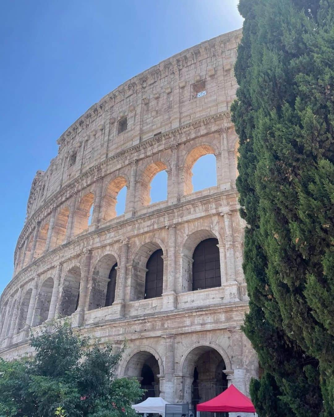 KaThE ArOcAさんのインスタグラム写真 - (KaThE ArOcAInstagram)「El coliseo Romano, simplemente majestuoso!!! 👌🏻  Está ubicado en el este del Foro Romano, y fue el más grande de los que se construyeron en el Imperio romano hace 2.000 años antes de cristo. Construido bajo el gobierno del emperador Vespasiano.   Conocido originalmente como Anfiteatro Flavio (Amphitheatrum Flavium) y después paso a ser llamado Coliseo (Colosseum) porque a su lado había una gran estatua, el Coloso de Nerón, la cual posteriormente sufrió transformaciones y llegó a desaparecer.  ¿Les gusta la historia? A mi, me encanta.!  #coliseoromano #roma #history」8月2日 8時27分 - kathearoca