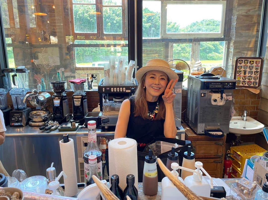 熊谷真実さんのインスタグラム写真 - (熊谷真実Instagram)「昨日はリアンデイで一日店長させていただきました。 こともあろうに寝坊をして遅れた私をもう待ってくれてる人たちがいて。 ありがたいよ 平日にも関わらず本当にありがとうございました。 仕事を早く切り上げてきてくれた方 仕事を抜けて来てくれた方  決していきやすいところではないのに（アタシはそこが気に入ってて）  本当にありがとうございました。  皆さんのお洋服をコーディネートしたり、 浴衣を着付けてあげたり、 妊婦さんのお腹を撫でたり  あ、でも一番最初に着付けた方！ 右前に着せてしまったのよ！  慣れてなくてすみません！  それでも閉店ギリギリまで皆さん駆けつけてくれて。  楽しかったな 一日店長 またやりたいな  またやります！！  いいかな？ 笑  #熊谷真実 #リアンディ #私は浜松の人が好き #私は静岡が大好き #静岡県人ですよね？あたし #またやります #遊びにきてね」8月2日 8時20分 - mami_kumagai310