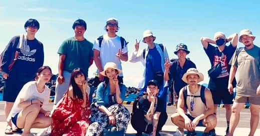 北村圭吾のインスタグラム：「コンシェルジュメンバー 1泊2日の慰安旅行in伊豆大島  本当に最高のロケーション 人、景色、空気、環境 本当に終始移住したいと思ってましたw  朝から晩まで 全力で遊び 全力で食べ 全力で飲む  島だからこその空気感や人の温かさ 綺麗な景色、綺麗な空、綺麗な空気 鬼のデトックス✨  アテンドしてくれたみわ、たくま！ そしてお・も・て・な・しをしてくれた みわファミリーの皆様！  そして、企画してくれて 連れて来てくれたあげちゃん 本当にありがとうございました😭✨  みんなでまた来たいですし 個人的にでもまた訪れたい場所が出来て本当に良かった✨  ここから またまた一年間肝臓捧げて(笑) 来年もまた来ようねꉂ🤣w‪𐤔🍻  #コンシェルジュ #慰安旅行 #伊豆大島」