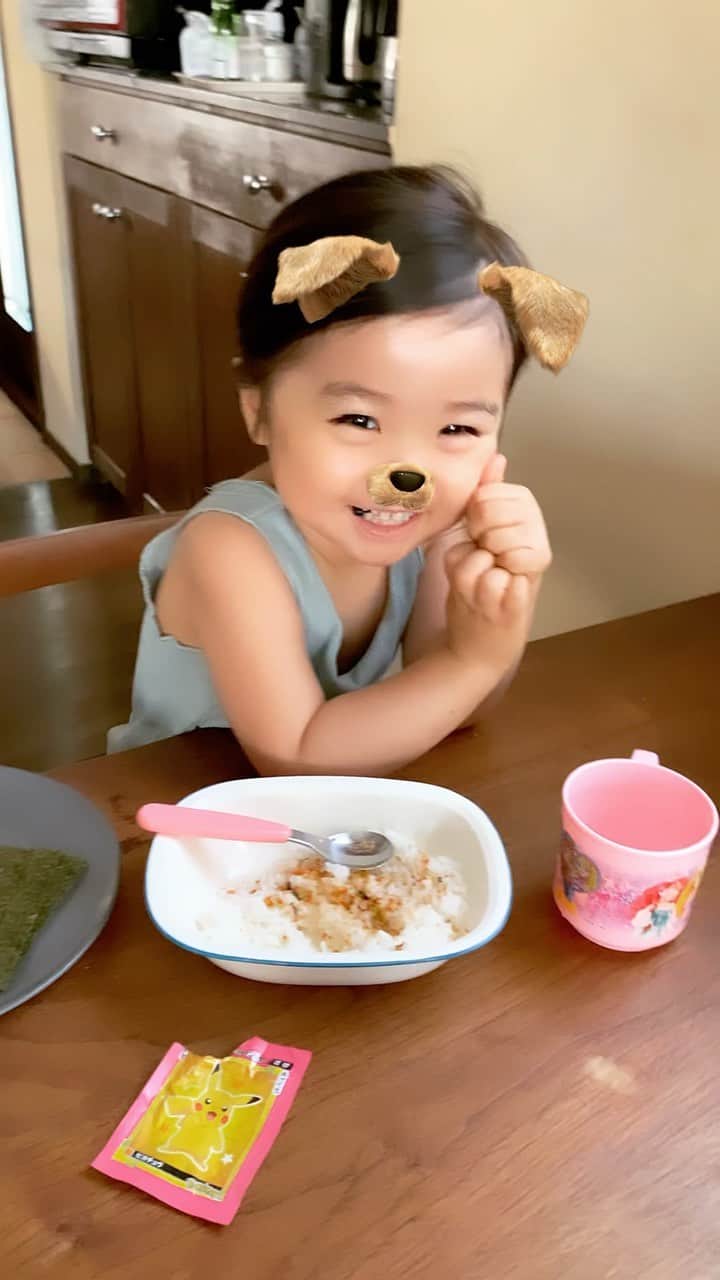 北澤 宏美のインスタグラム：「＊ おはよー  姉の「バイバーイ」に続き 後ろで妹も「ばいばい」と声だけでなく手も振ってて可愛すぎた😂🥹💕  今日もよい一日を🤍」