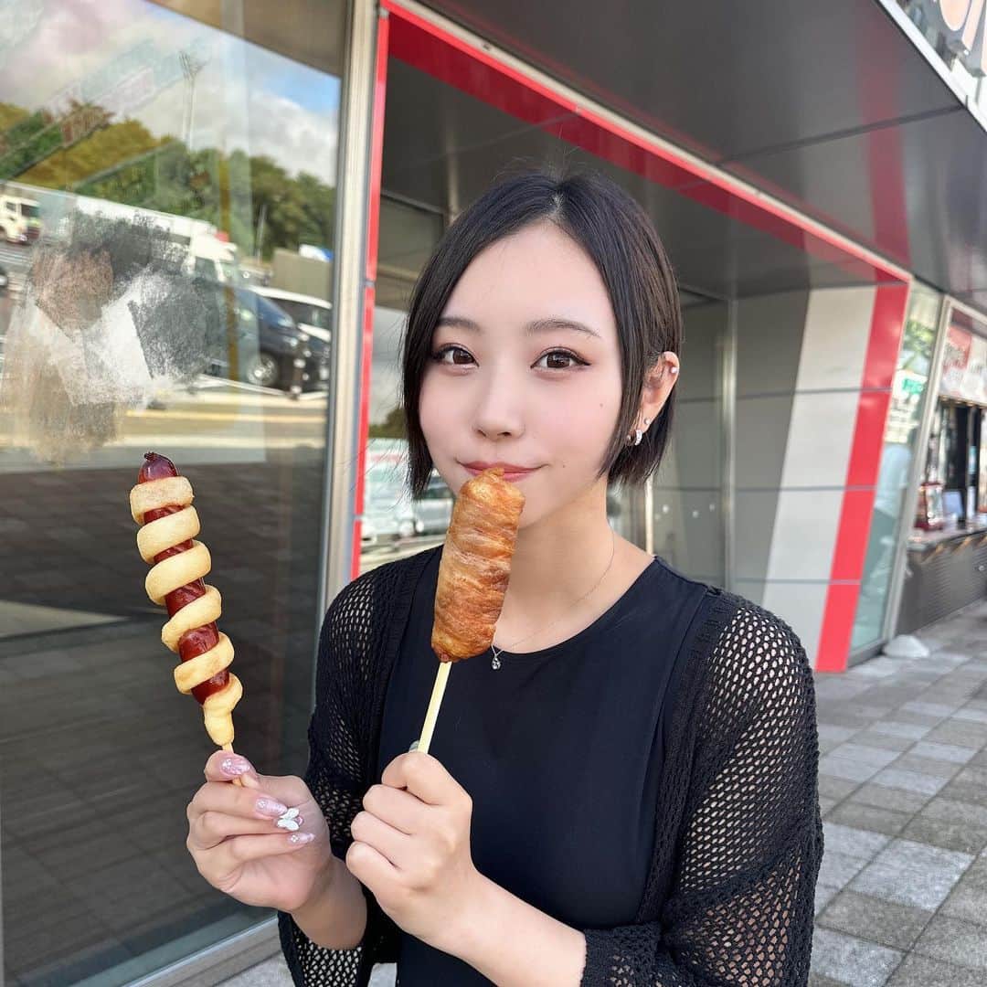 のインスタグラム：「gm...🔆‬ 屋台て全部食べたくなっちゃうねぇ🥹🩵🩵  ⁡ ⁡ ⁡#もぐもぐみおち #たくさん食べてダイエット  #レースクイーン #rq #コスプレイヤー #グラビアアイドル #ショートカッ党 #ポートレートモデル #有栖未桜 #みおるー沼 #推し #推し活 #可愛い #かわいい #美女 #美人 #followme」