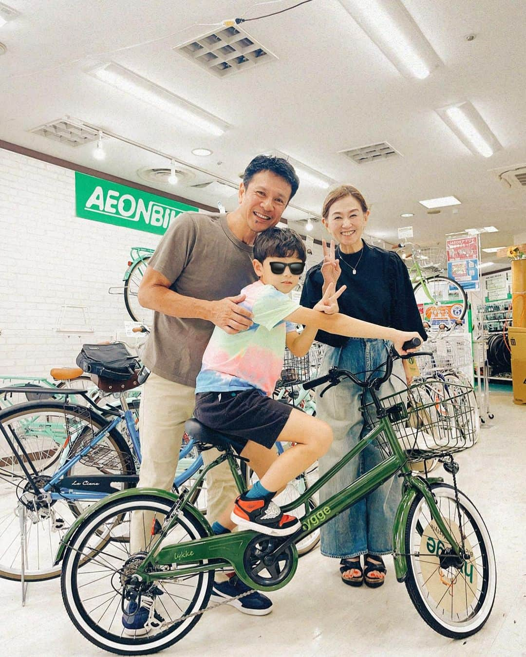 スザンヌさんのインスタグラム写真 - (スザンヌInstagram)「36歳小学生母の、大学生期末テスト期間中のわたしの生活☜（仕事ない日バージョン）  朝5時起床、勉強して📖 午前中からお昼すぎまで各教科のテスト受けて、  午後からは おっきな🍙でエネルギーチャージしたり だいすきな餃子🥟＋🍷一杯だけ飲んだり、じぃじとばぁばと中華ランチして 自転車🚲買いに連れてってもらったり 自転車のプロじいじと店員さんにいろいろ教えてもらいながら乗ってみて、信号待ちでもちゃんと足がつくような高さのものを。きーちゃんありがとう🙏  そして、 ボーリング ボーリング ボーリング🎳🎳🎳🎳🎳 本当に毎日ボーリングしてる笑笑 （今までずっとボーリングだと思ってだけど、正解はボウリング🎳なんだって日本語って難しい😂）  夏が終わる頃にはわたしの腕が☜ バキバキになっているかもしれません😂  勉強してボーリングして、って 学生時代を取り戻すかのような気分で （今の学生さんボーリングするの？） 青春やらせていただいております😌  さぁ今日は仕事！暑さに負けず頑張ろ🔥  #ボーリング #ボウリング 正解はボウリング🎳もう夢に出てきそうだな笑笑」8月2日 8時39分 - suzanneeee1028