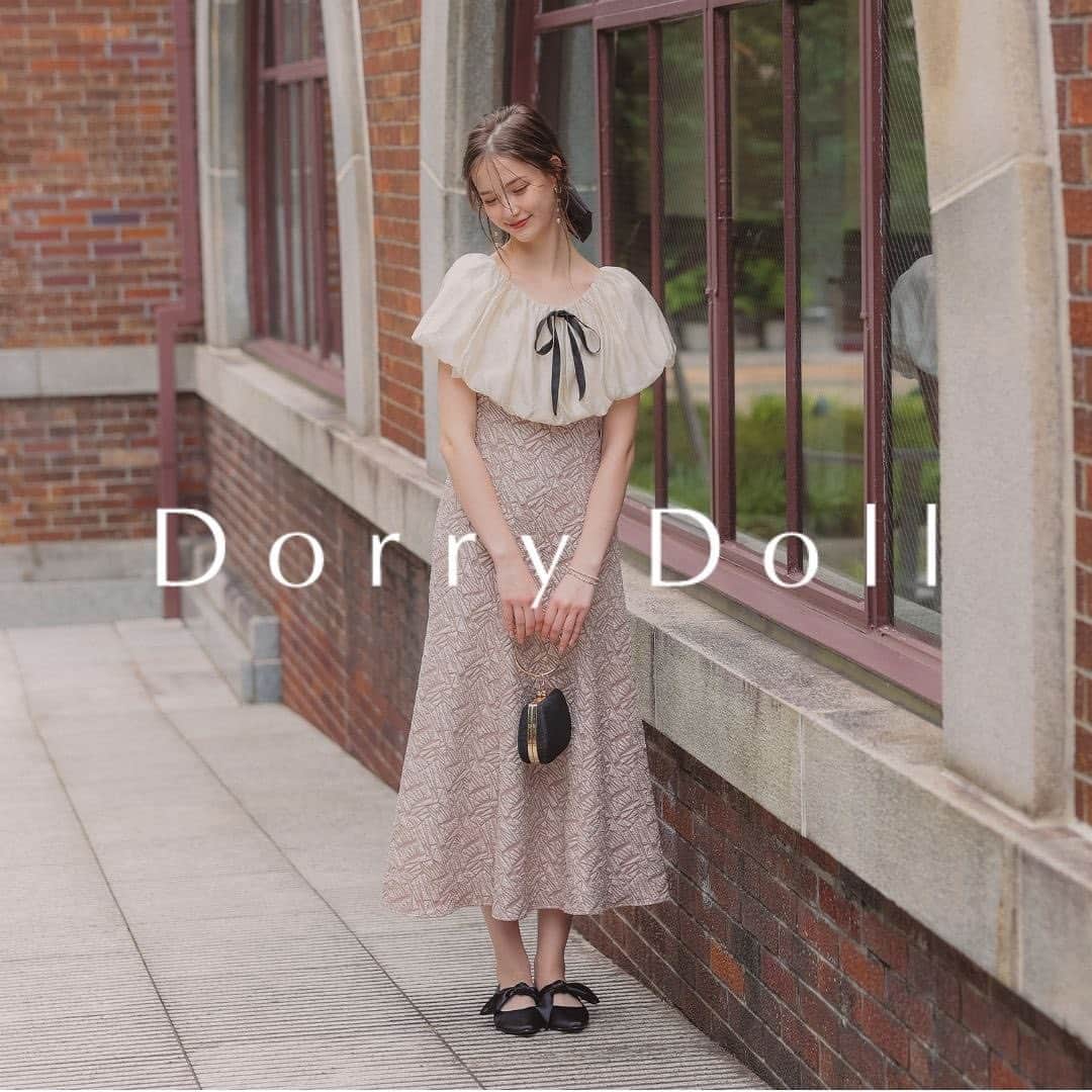 Dorry Dollさんのインスタグラム写真 - (Dorry DollInstagram)「【　August dress collection vo.1 】  色んなパターンで着こなしをすることができるお呼ばれドレス💎✨ ケープを自分好みにコーディネートできちゃうのが嬉しいポイントとなっております🌹  オフショル、ベアトップ、ケープ。 皆さんはどの着こなしをしますか？👗🤍  ☑︎毎週新作発売 ☑︎即日〜翌日発送（土日祝を除く）  お問い合わせは DM / LINE / OnlineStoreのお問い合わせフォーム よりお気軽にお問い合わせください ✉ ͗ ͗ 受付時間 平日10:00am - 18:00pm ・ ・  #結婚式コーデ #結婚式ドレス #結婚式参列#お呼ばれドレス #お呼ばれワンピ #フォーマルドレス#お食事会 #デートコーデ #ディナーコーデ#オケージョン #パーティードレス #ホカンス#新作ドレス #チラ見せ #dorrydoll  No.82663」8月2日 8時46分 - dorry_doll_official