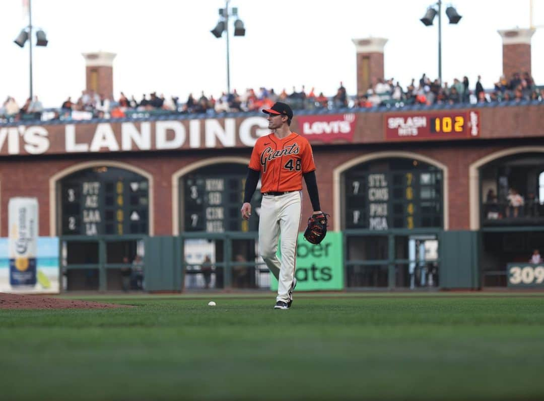 ロス・ストリップリングのインスタグラム：「Oracle Park - the only place you still pitch in sleeves in July」