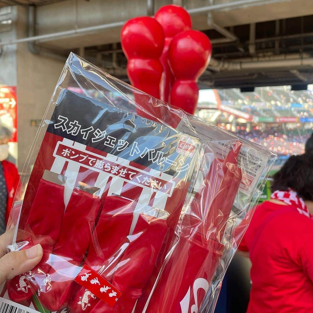 古田ちさこさんのインスタグラム写真 - (古田ちさこInstagram)「🏟️🎈  やーっと今年二度目のマツダ✨ GWに行ったきり雨天中止や急な仕事やらでことごとく行けてなくてようやく…🥹  今回はこやっちゃん @yurikoyatsu 初の広島ツアー💙 春から行きたいねって計画していて念願だよ✨ 観光からグルメからおすすめおばさんになってます。笑  昨日は4年ぶりの #縁日ナイター  例年よりお面買いやすかった〜 先発の九里投手つけて応援👺📣  ジェット風船も4年ぶり〜🎈✨  負けちゃったけどこやっちゃんががっかりしなくて良かったってことで🥹  今日は2人で観光です🦌⛰️🤎  #広島カープ #マツダ #ズムスタ #マツダスタジアム #カープ #carp #カープ女子 #スタジアムグルメ #ビール女子 #ビール好きな人と繋がりたい #堂林翔太 #九里亜蓮 #ジェット風船 #広島東洋カープ #野球女子 #野球好き #野球観戦」8月2日 8時52分 - chisakofuruta