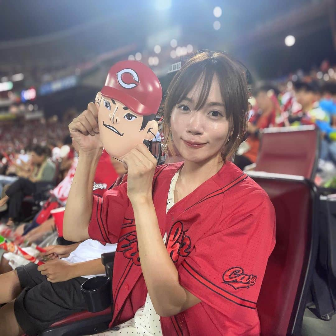 古田ちさこのインスタグラム：「🏟️🎈  やーっと今年二度目のマツダ✨ GWに行ったきり雨天中止や急な仕事やらでことごとく行けてなくてようやく…🥹  今回はこやっちゃん @yurikoyatsu 初の広島ツアー💙 春から行きたいねって計画していて念願だよ✨ 観光からグルメからおすすめおばさんになってます。笑  昨日は4年ぶりの #縁日ナイター  例年よりお面買いやすかった〜 先発の九里投手つけて応援👺📣  ジェット風船も4年ぶり〜🎈✨  負けちゃったけどこやっちゃんががっかりしなくて良かったってことで🥹  今日は2人で観光です🦌⛰️🤎  #広島カープ #マツダ #ズムスタ #マツダスタジアム #カープ #carp #カープ女子 #スタジアムグルメ #ビール女子 #ビール好きな人と繋がりたい #堂林翔太 #九里亜蓮 #ジェット風船 #広島東洋カープ #野球女子 #野球好き #野球観戦」