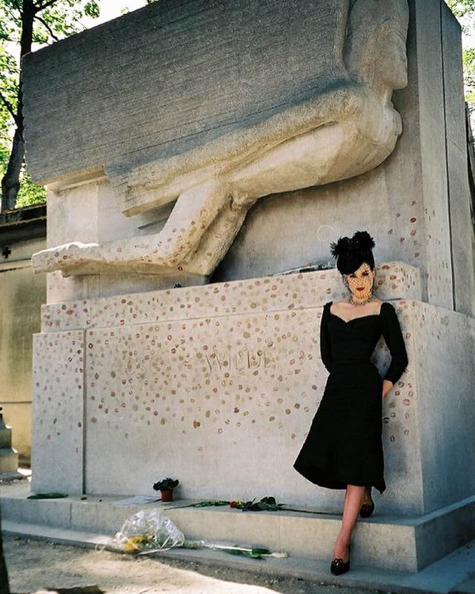 ディタ・フォン・ティースさんのインスタグラム写真 - (ディタ・フォン・ティースInstagram)「Flashback to the mid-90s in Paris at #perelachaise with  the monument of #oscarwilde before it was protected by glass. I personally did not add a lipstick print, as I had just visited #victornoir 🖤 More of these photos, plus video are up for subscribers, link in bio.   📷 @christophe_mourthe」8月2日 0時08分 - ditavonteese