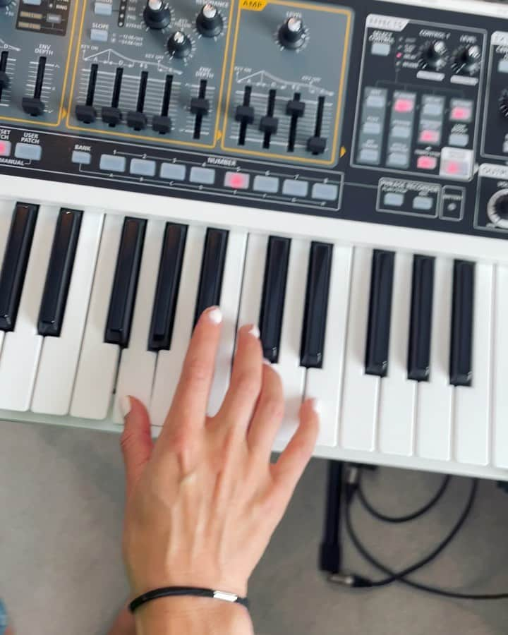 フローリーのインスタグラム：「I have a new synth. And a new cold. And I’ve moved house 💪🏼 Anything new for you this week??」