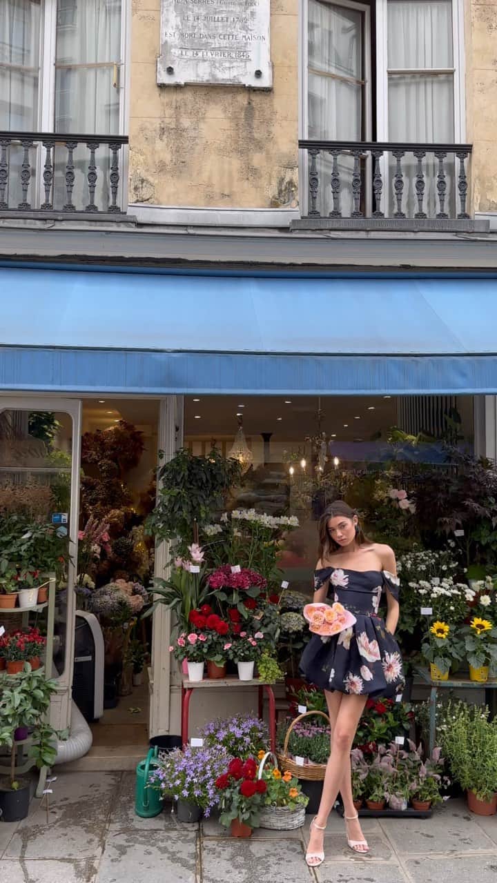 Monique Lhuillierのインスタグラム：「Paris in full bloom! 🌸🌸 #moniquelhuillier」