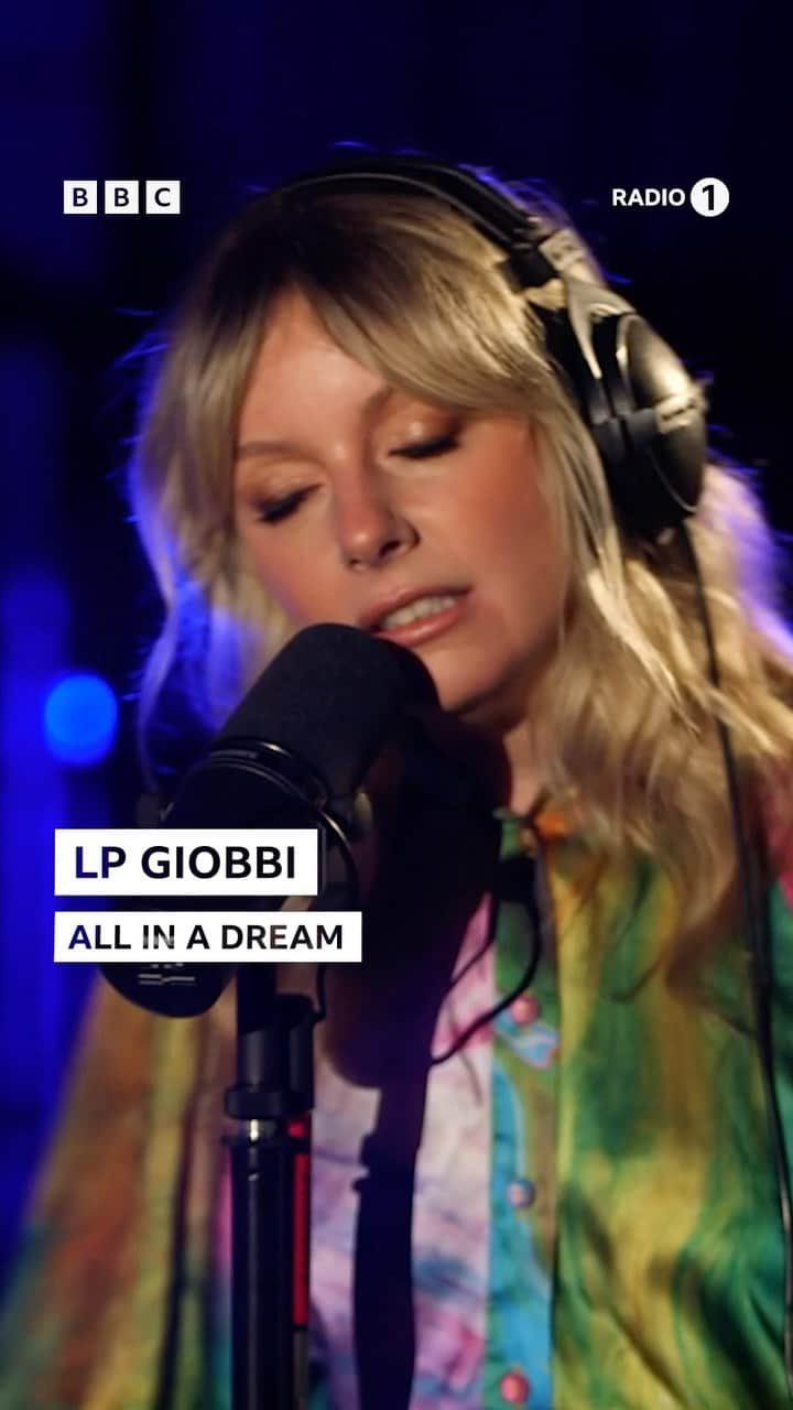 リトル・ブーツのインスタグラム：「Listen again to my performance on @bbcradio1 with @lpgiobbi performing her track ‘All In A Dream’ live from Maida Vale Studios on @sianelerievanss ! It’s so wonderful to watch LP’s journey and see her lift other female artists up along the way. Watch in full on iPlayer now ✨  HMU @rosiemcginnmakeup ❤️  #bbcradio1live #allinadream #lpgiobbi #littleboots #pianosession #pianolounge #electronicmusic #femaleartists #femaleproducers #pianists」